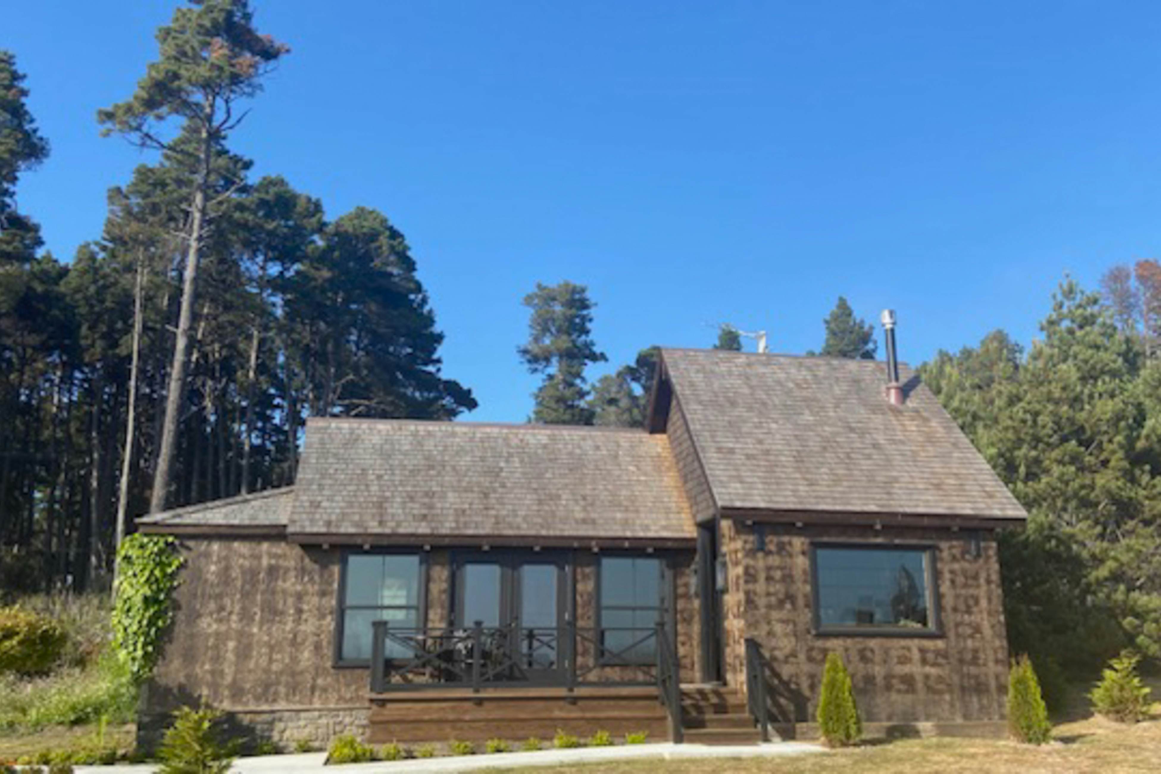 Cozy Oceanfront European Cottage-Deck & Fire Pit