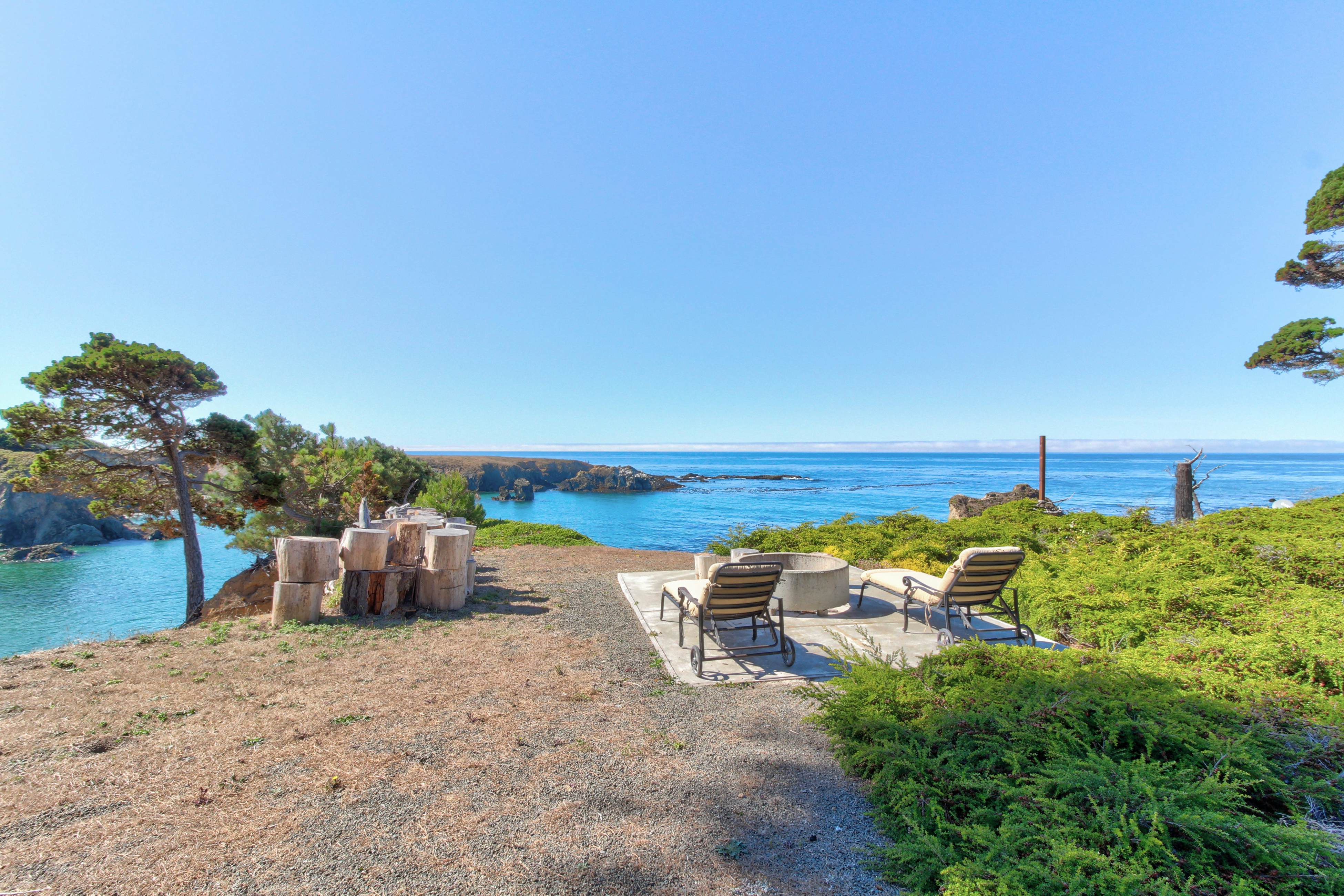 Cozy Oceanfront European Cottage-Deck & Fire Pit