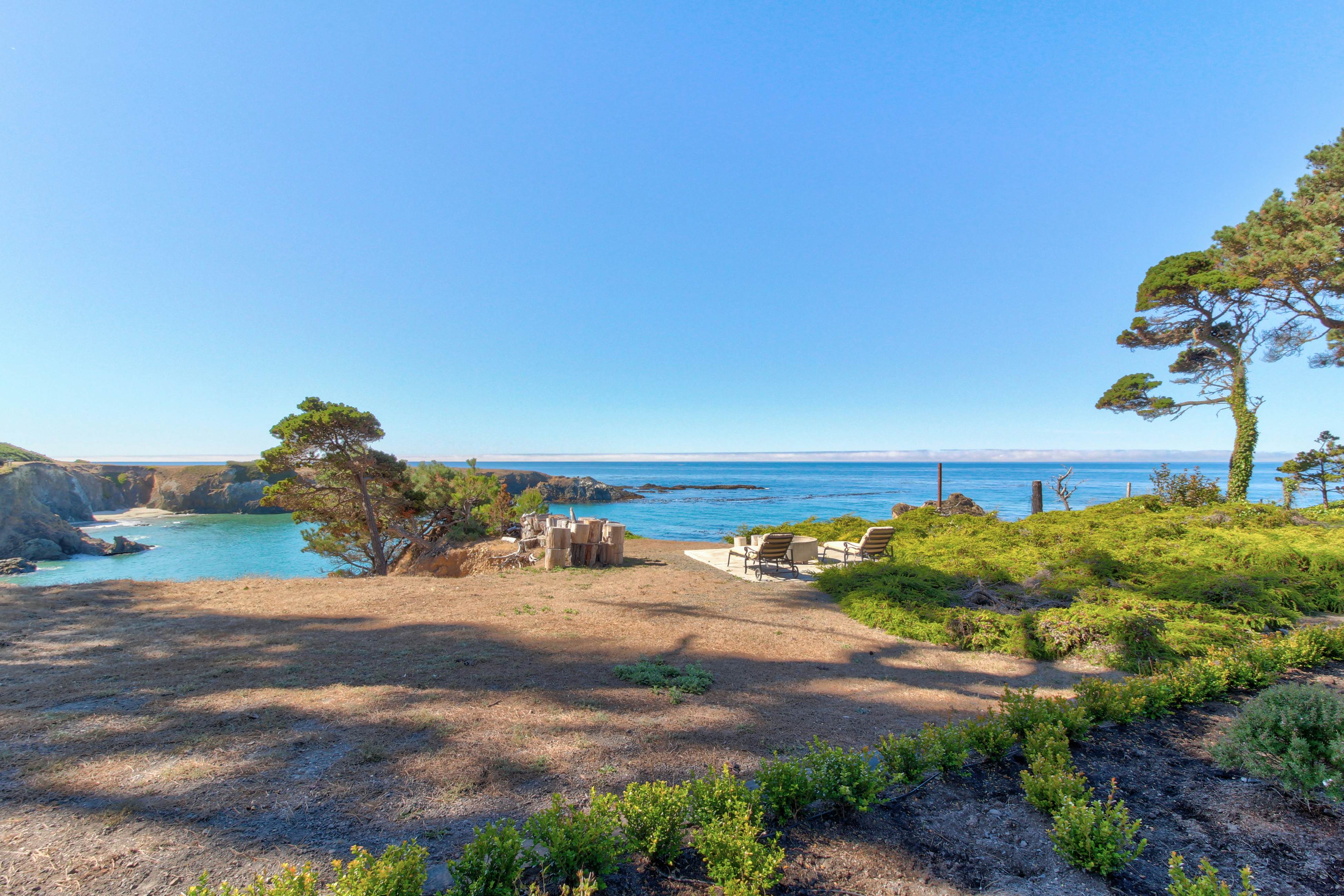 Cozy Oceanfront European Cottage-Deck & Fire Pit
