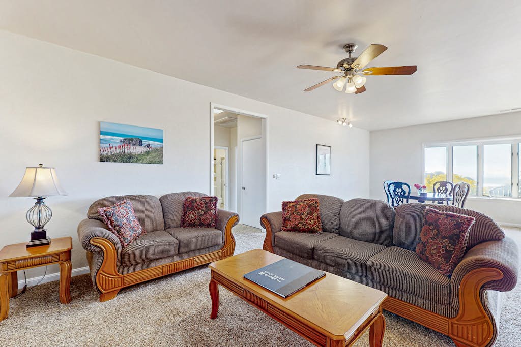 Large Luxury Home - Ocean View, Hot tub, Game Room