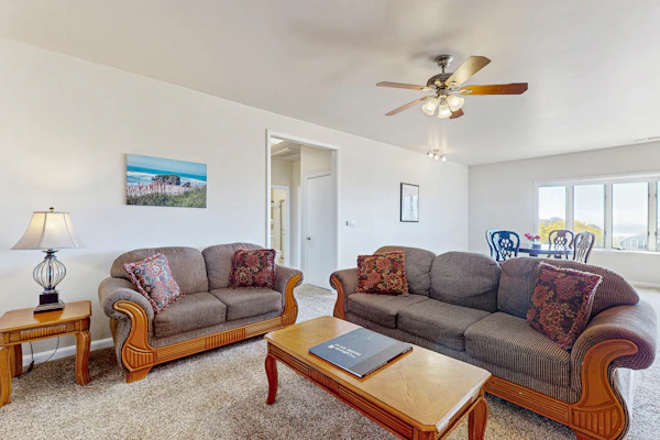 Large Luxury Home - Ocean View, Hot tub, Game Room