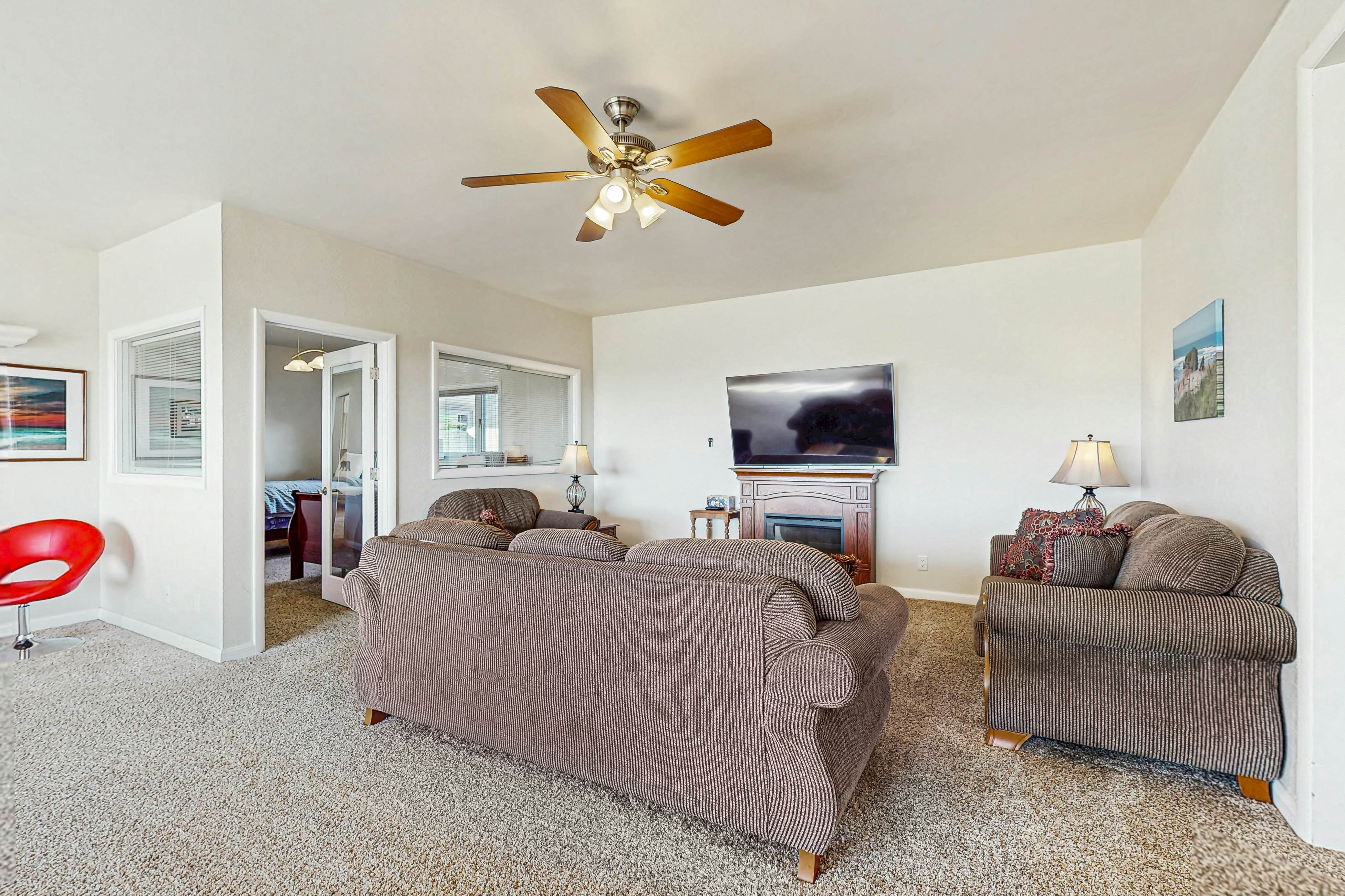 Large Luxury Home - Ocean View, Hot tub, Game Room