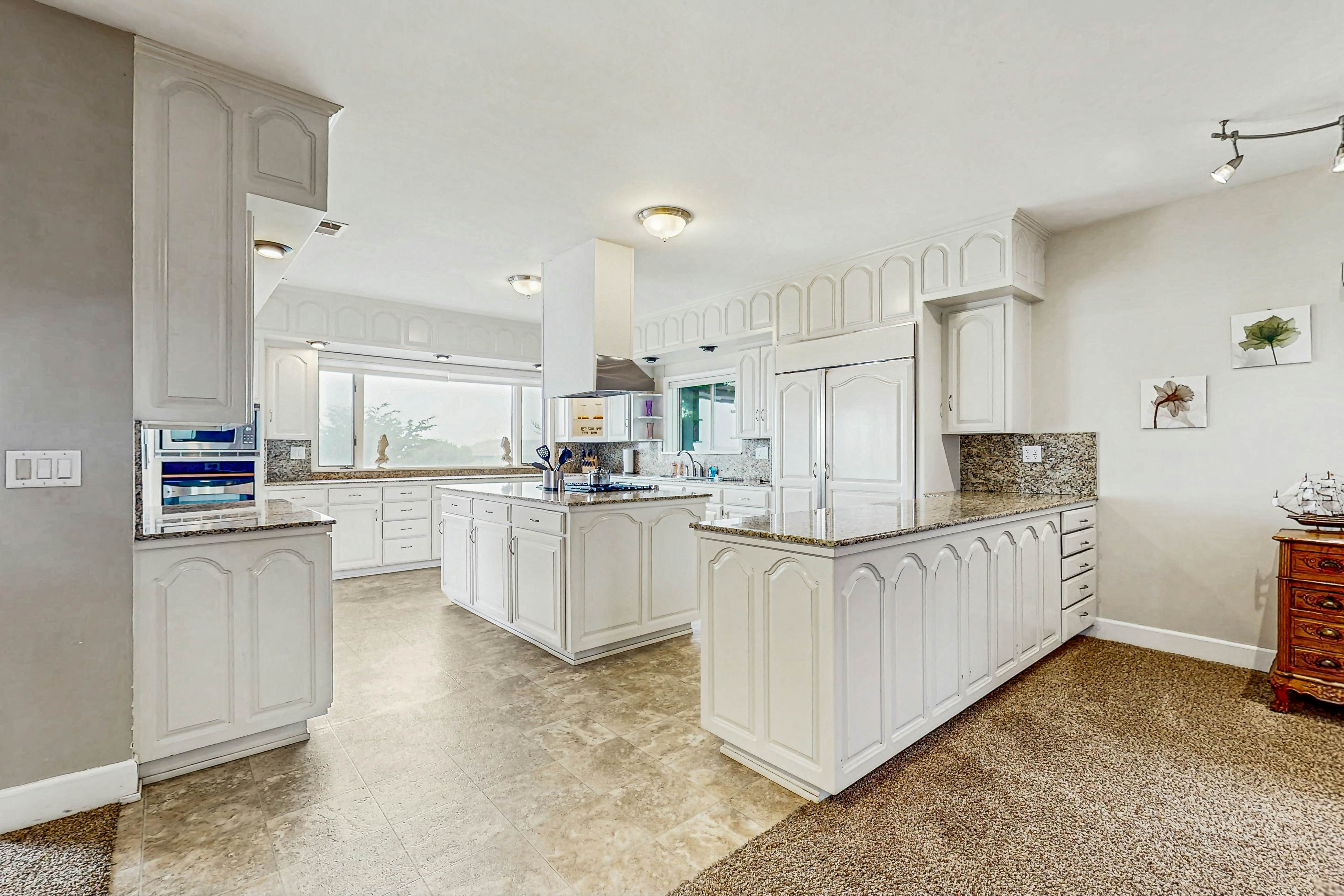 Large Luxury Home - Ocean View, Hot tub, Game Room