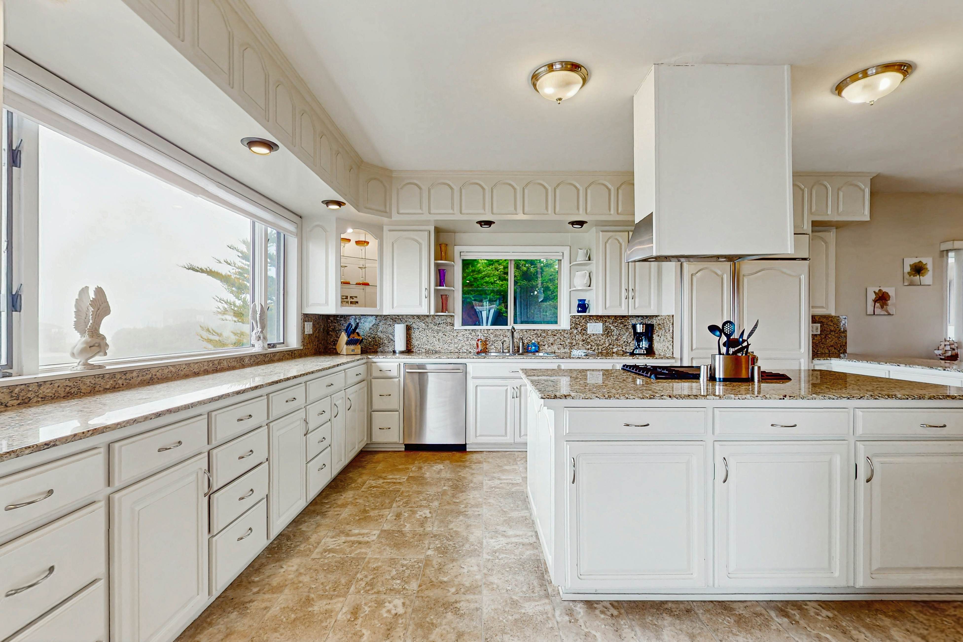 Large Luxury Home - Ocean View, Hot tub, Game Room