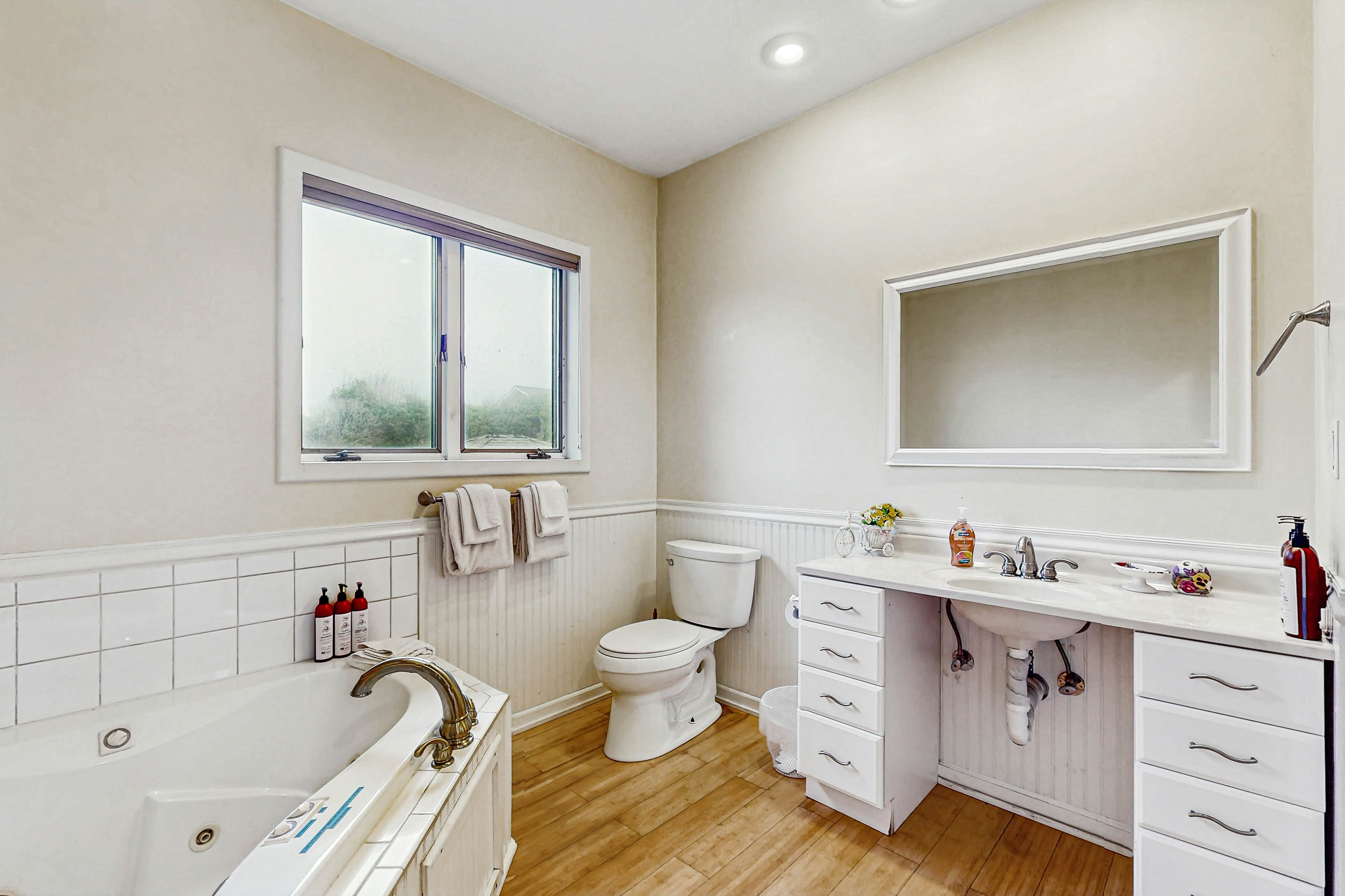 Large Luxury Home - Ocean View, Hot tub, Game Room