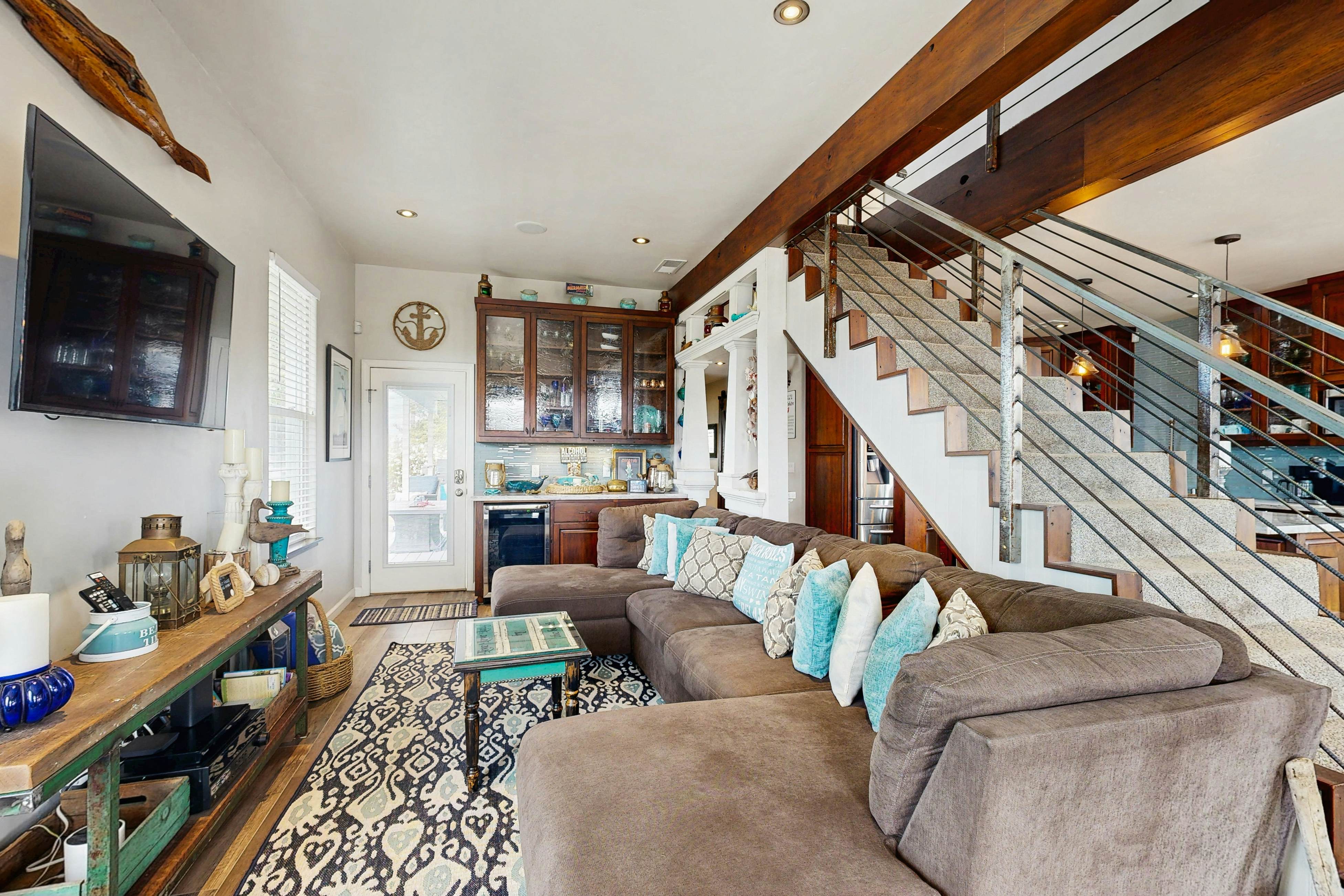 Mermaid Manor - Hot Tub & Steps to the Beach