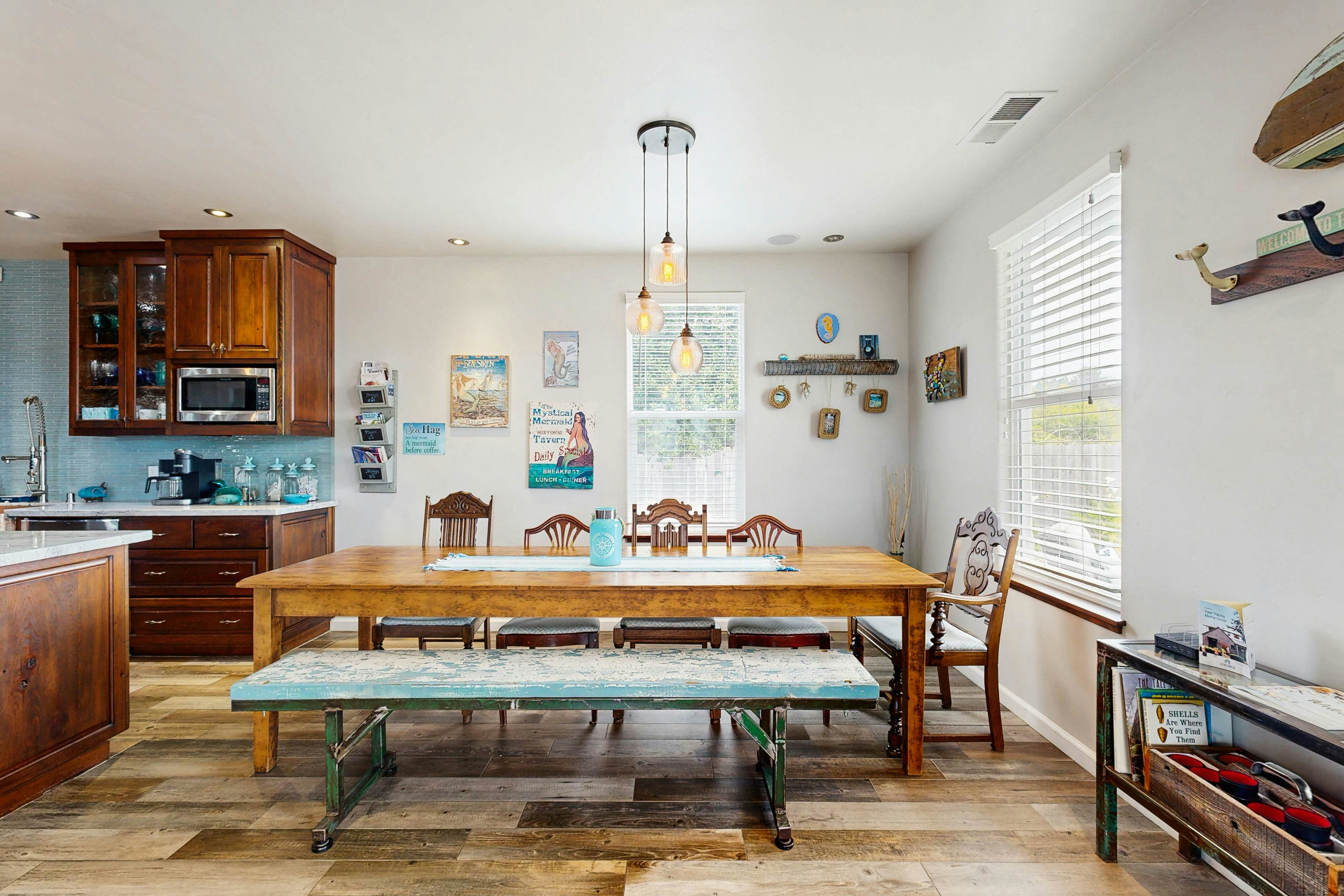 Mermaid Manor - Hot Tub & Steps to the Beach