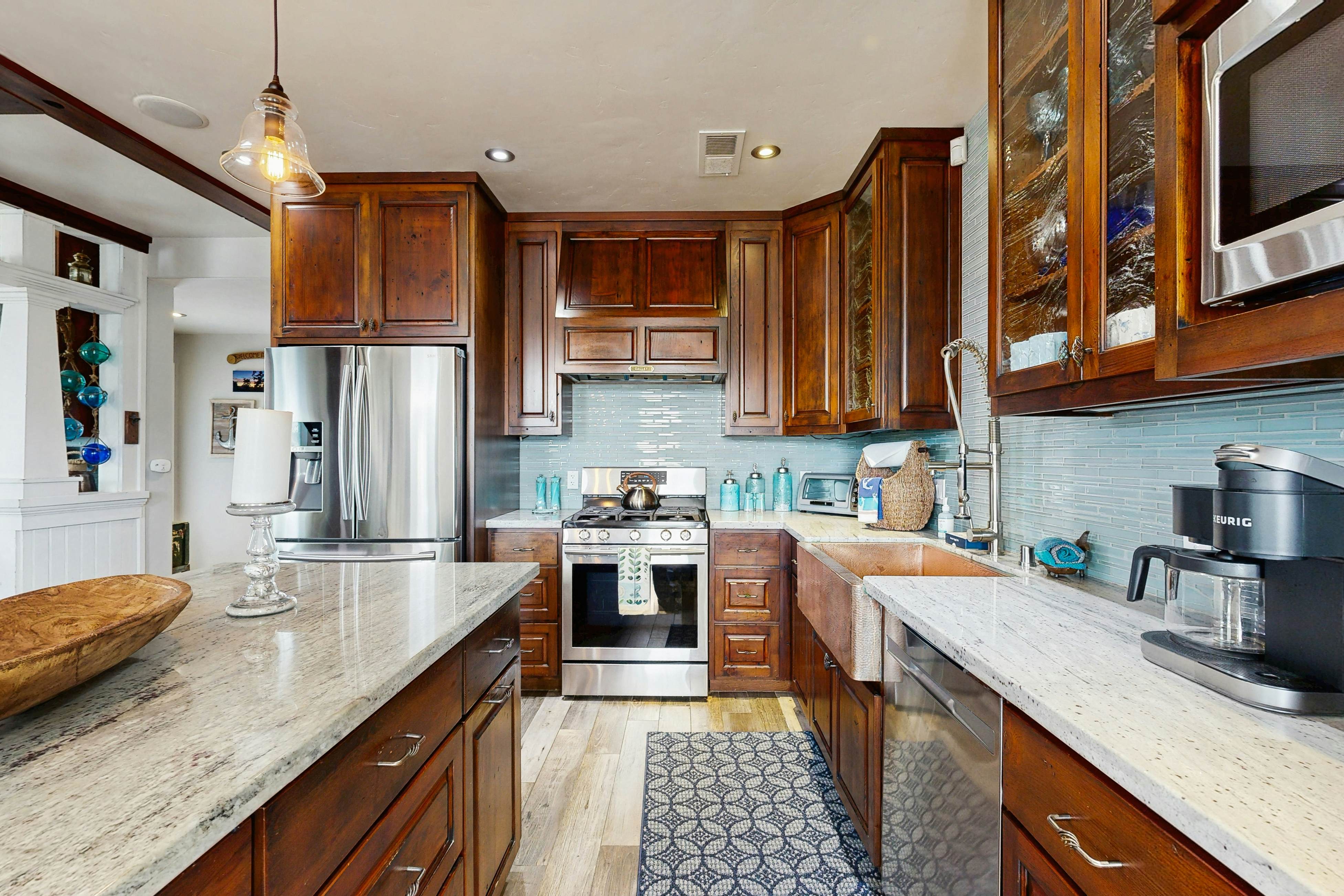 Mermaid Manor - Hot Tub & Steps to the Beach