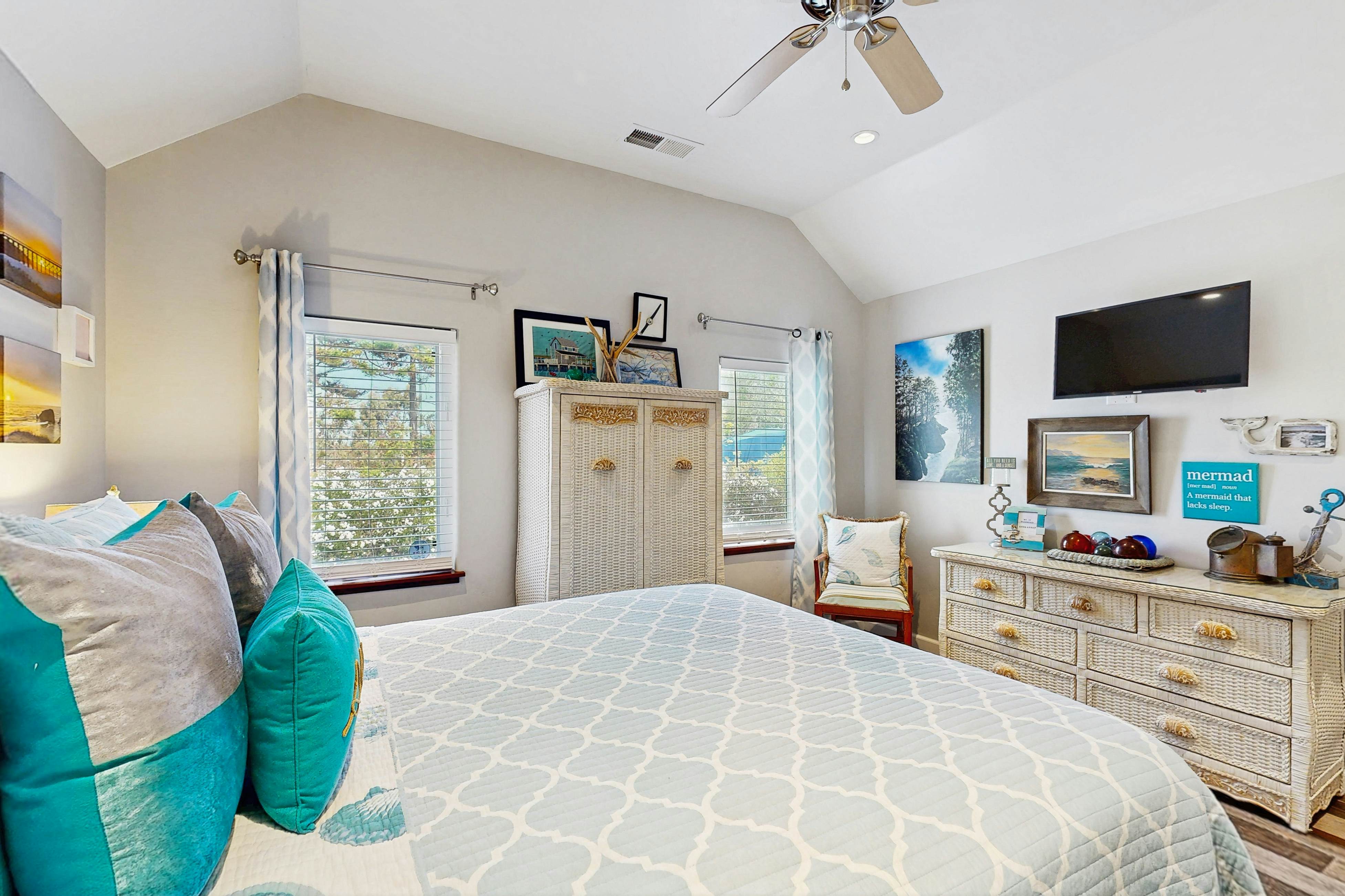 Mermaid Manor - Hot Tub & Steps to the Beach