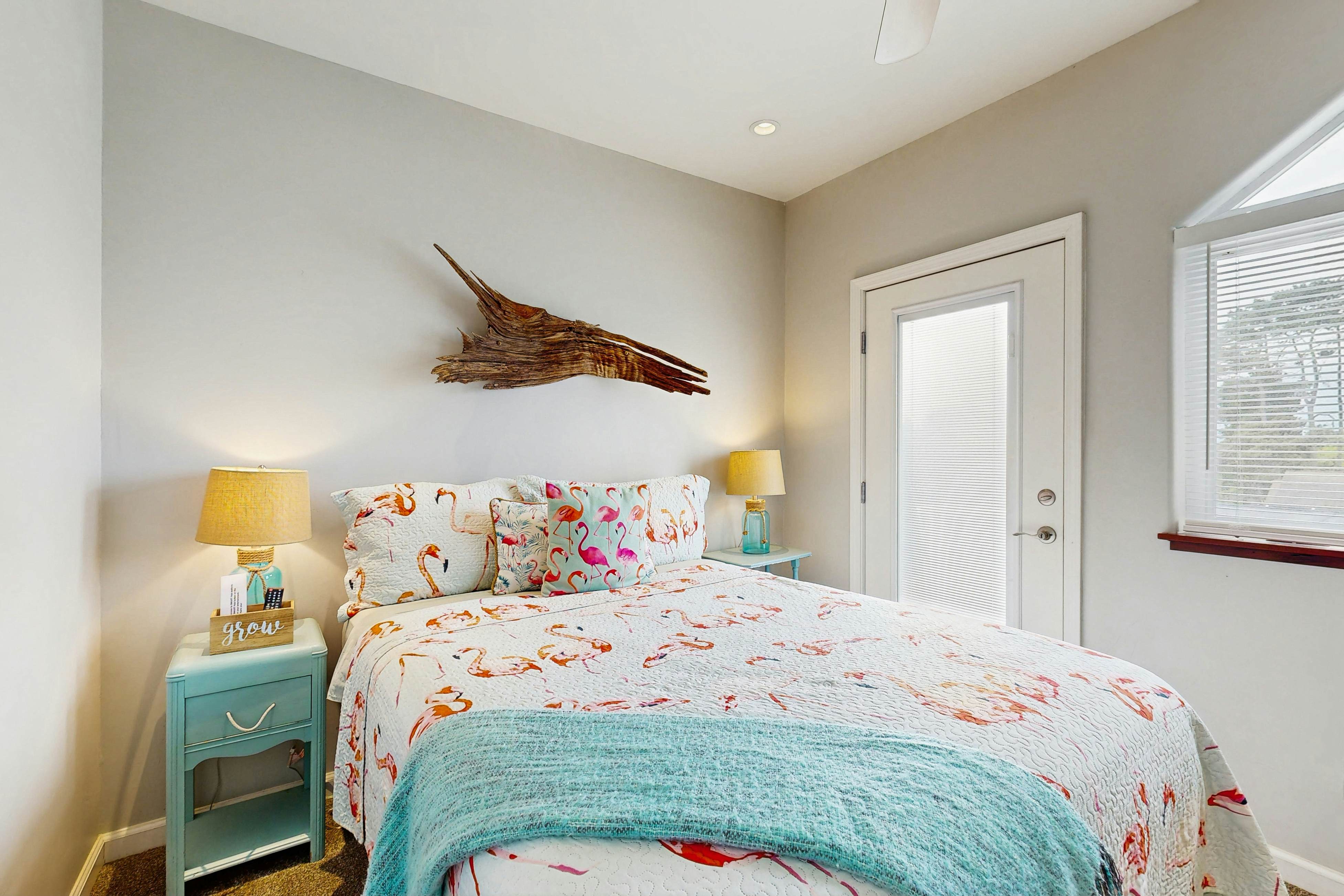 Mermaid Manor - Hot Tub & Steps to the Beach