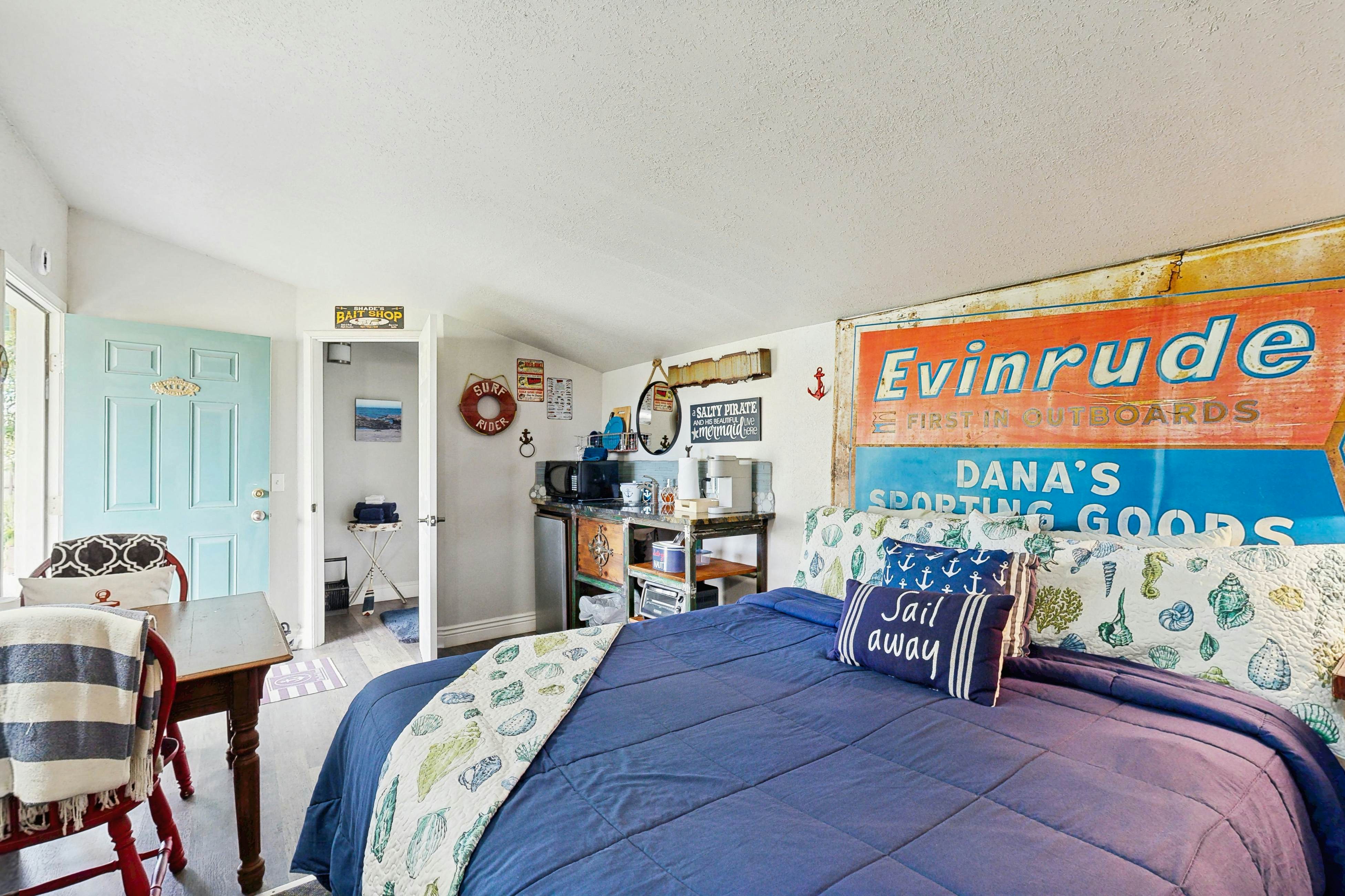 Mermaid Manor - Hot Tub & Steps to the Beach