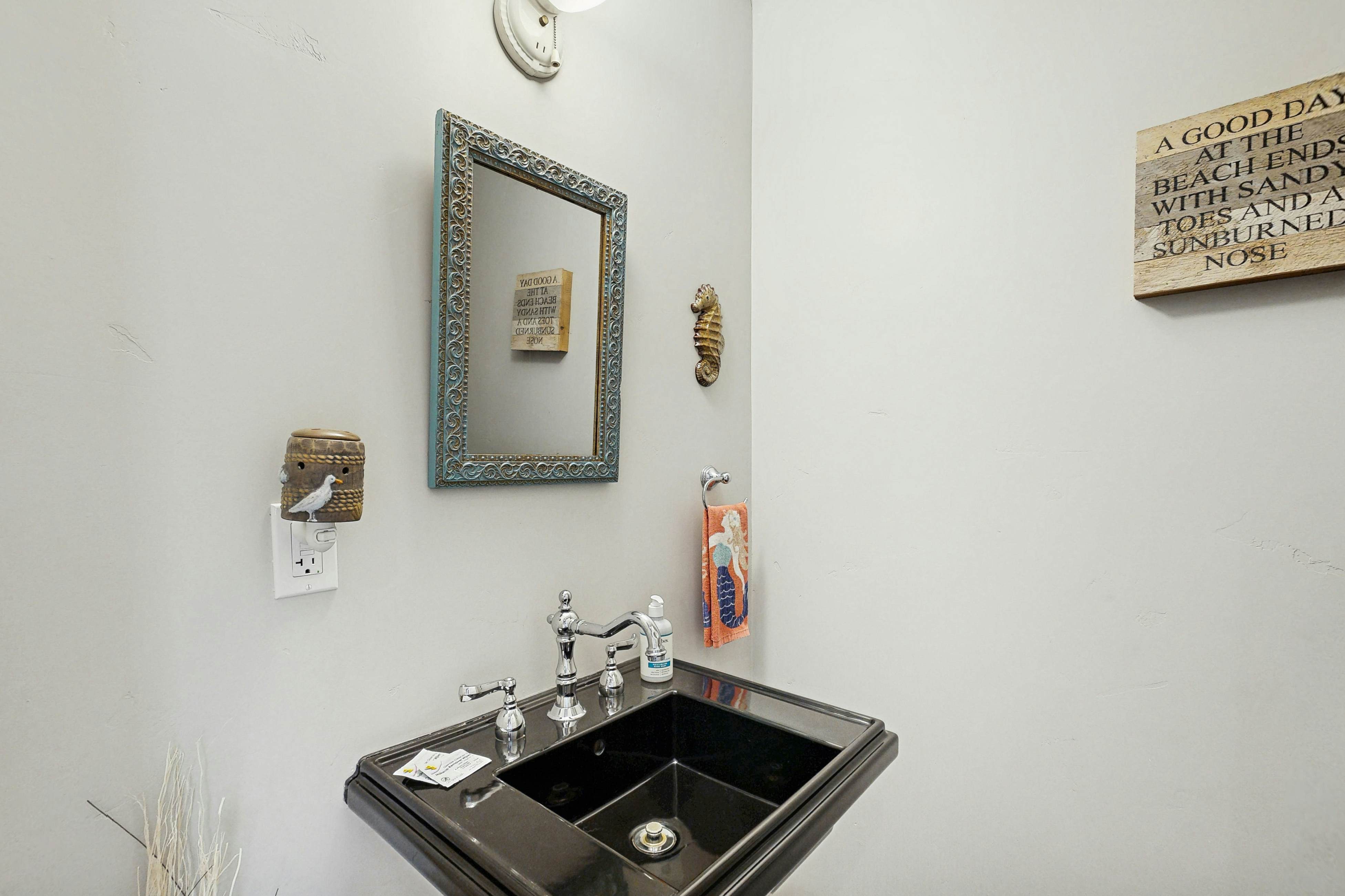 Mermaid Manor - Hot Tub & Steps to the Beach