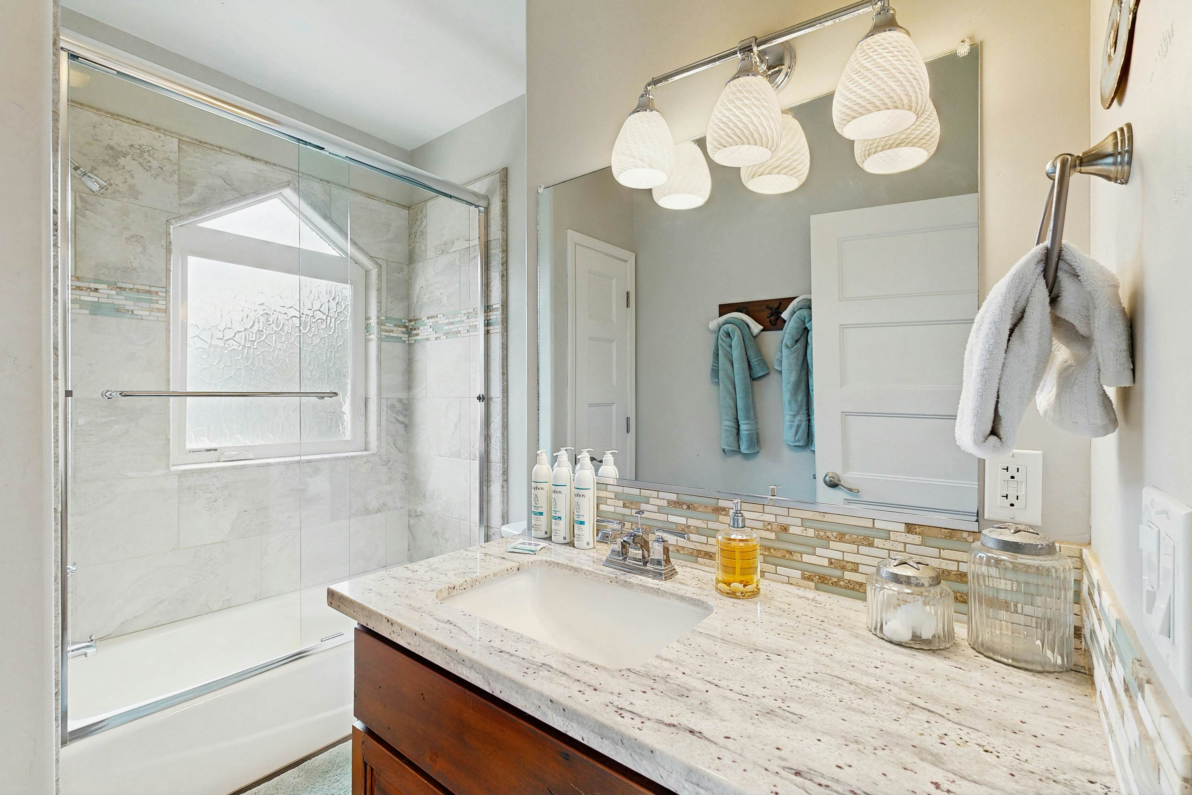 Mermaid Manor - Hot Tub & Steps to the Beach