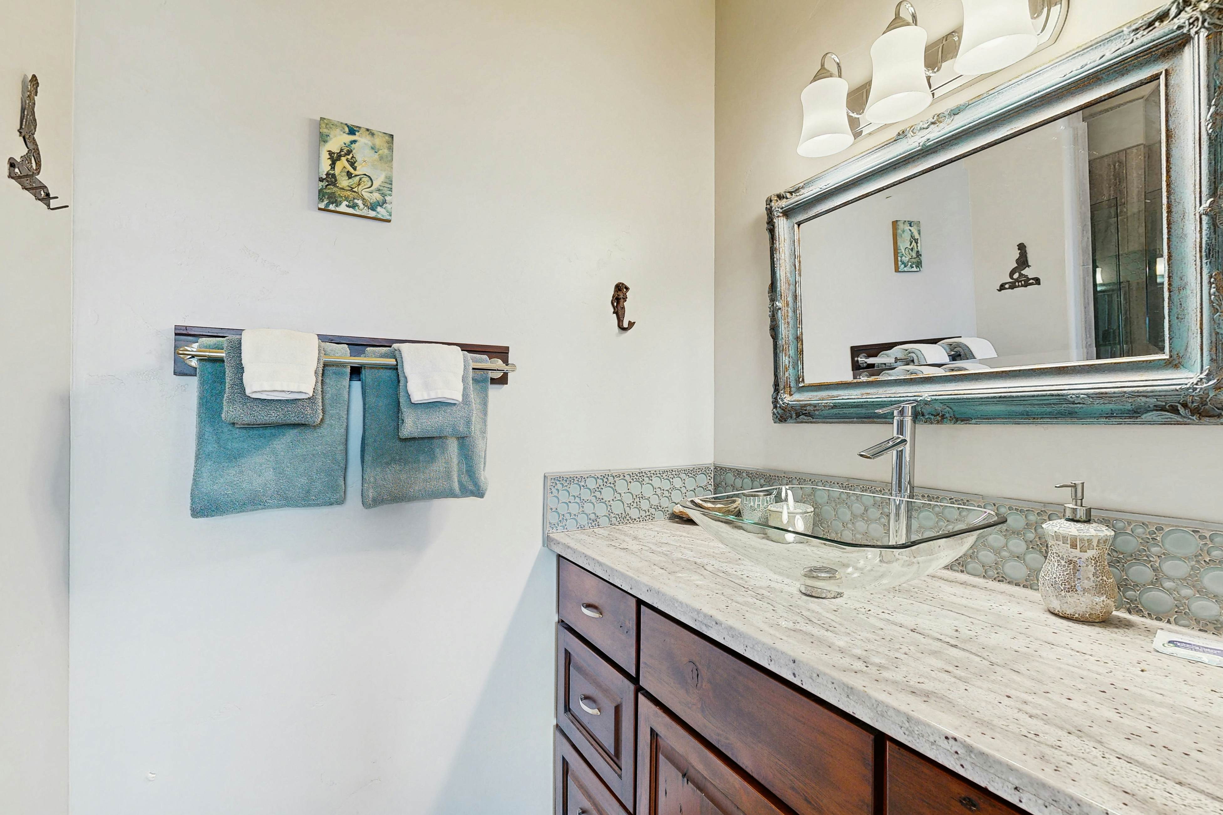 Mermaid Manor - Hot Tub & Steps to the Beach