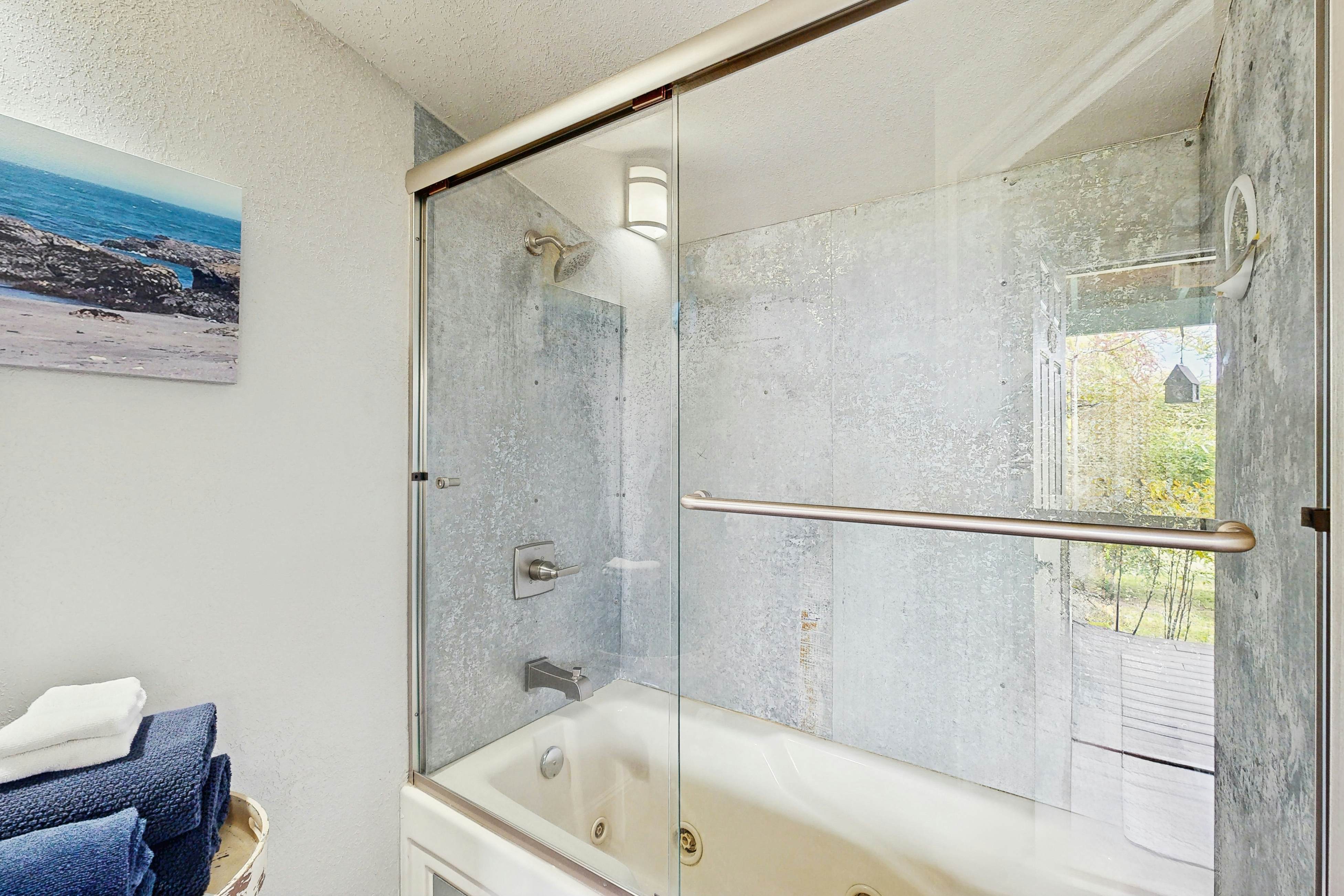 Mermaid Manor - Hot Tub & Steps to the Beach