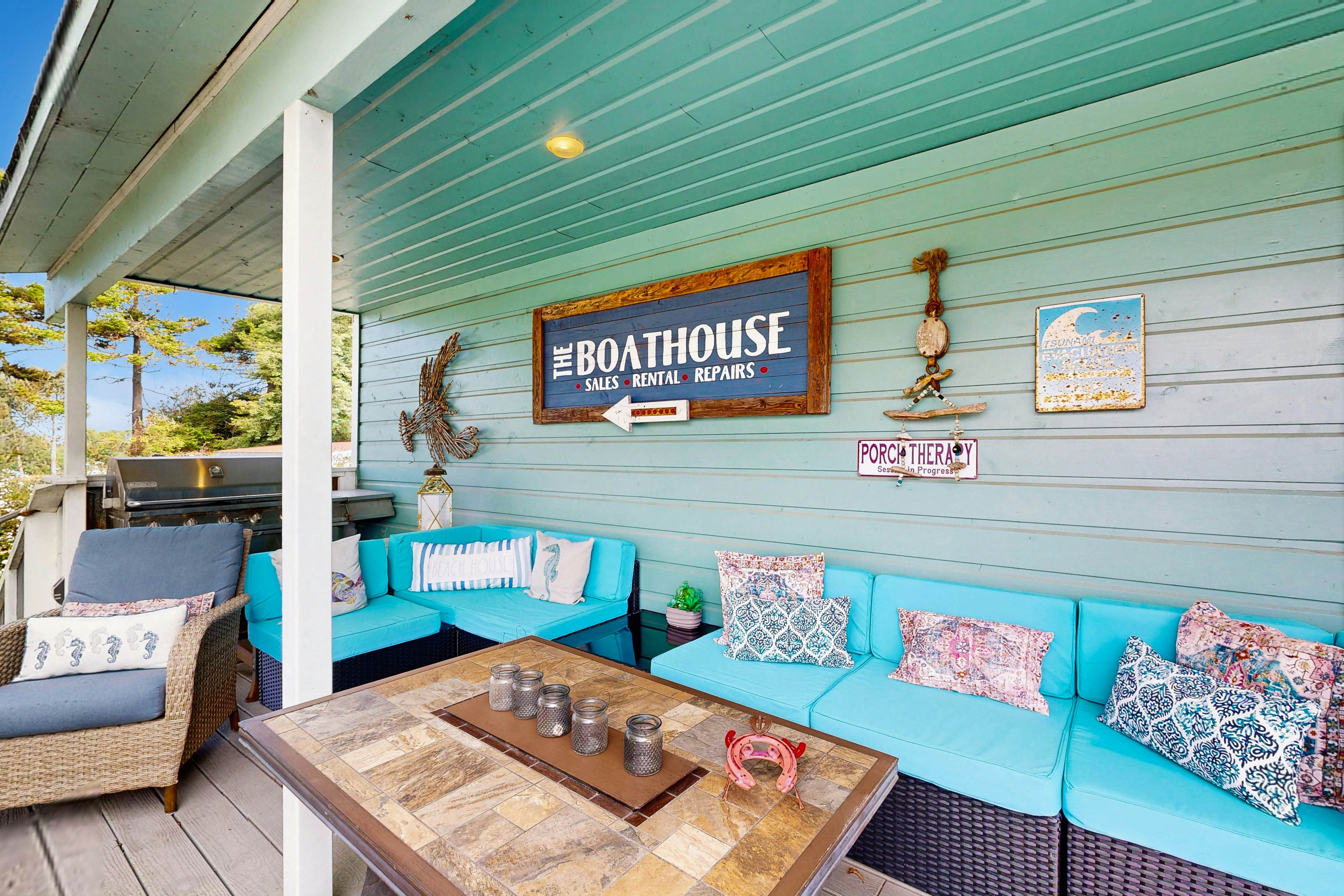 Mermaid Manor - Hot Tub & Steps to the Beach