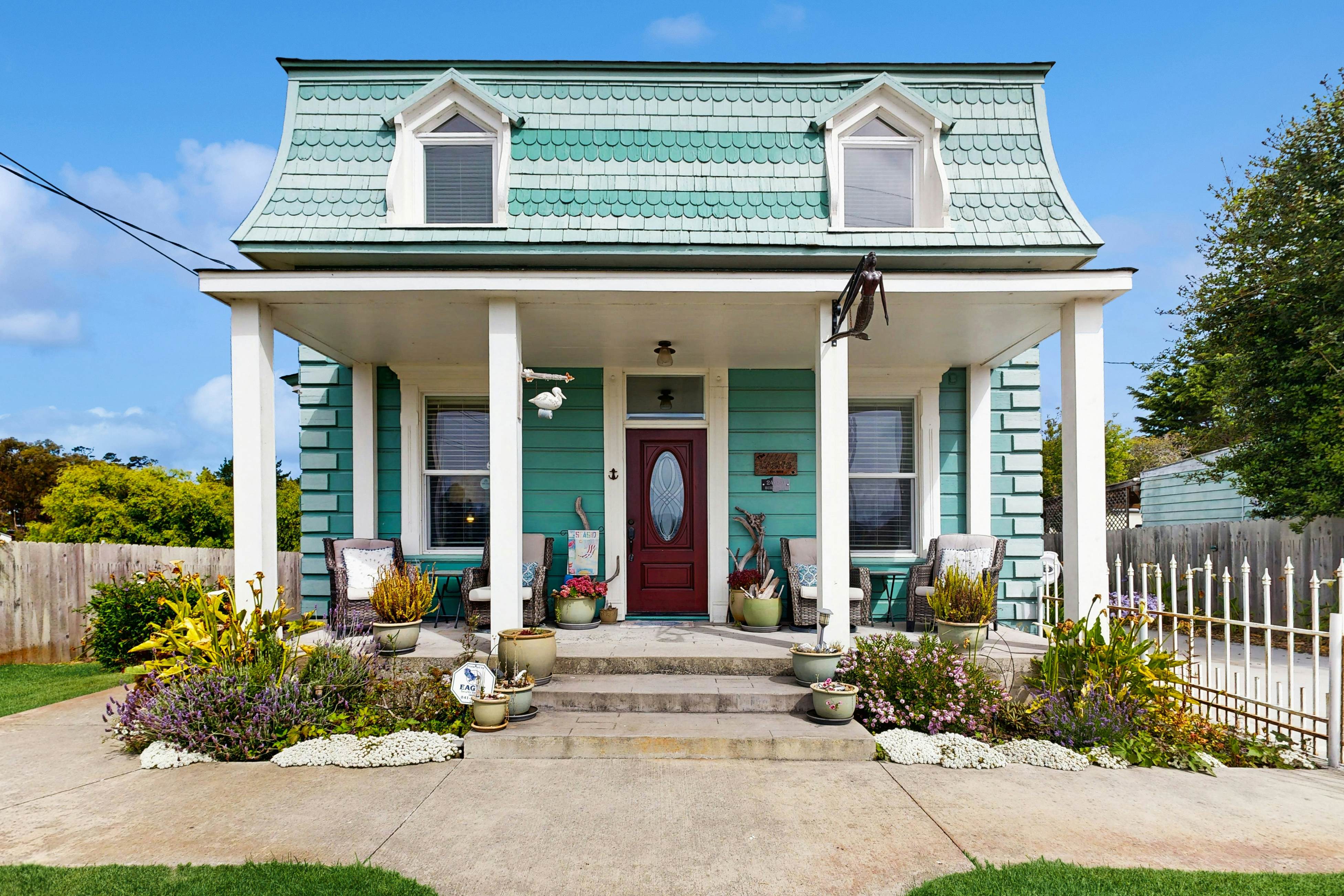 Mermaid Manor - Hot Tub & Steps to the Beach