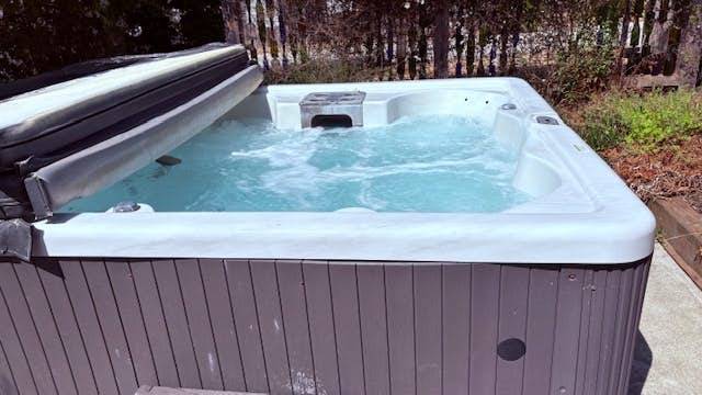 Mermaid Manor - Hot Tub & Steps to the Beach