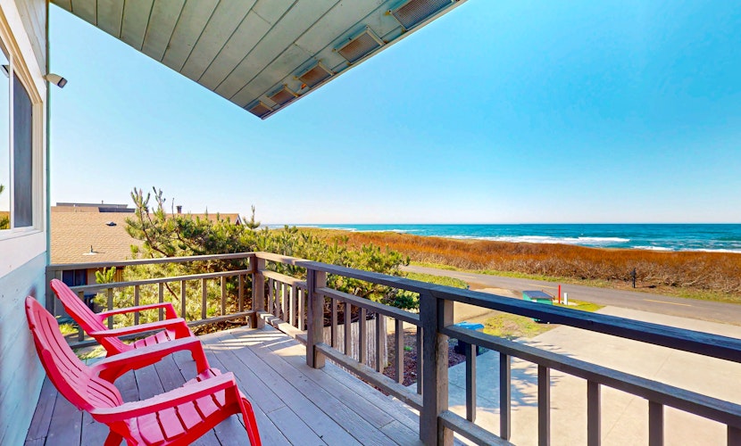 Oceanfront Studio-Beachfront Bliss & Pet-Friendly