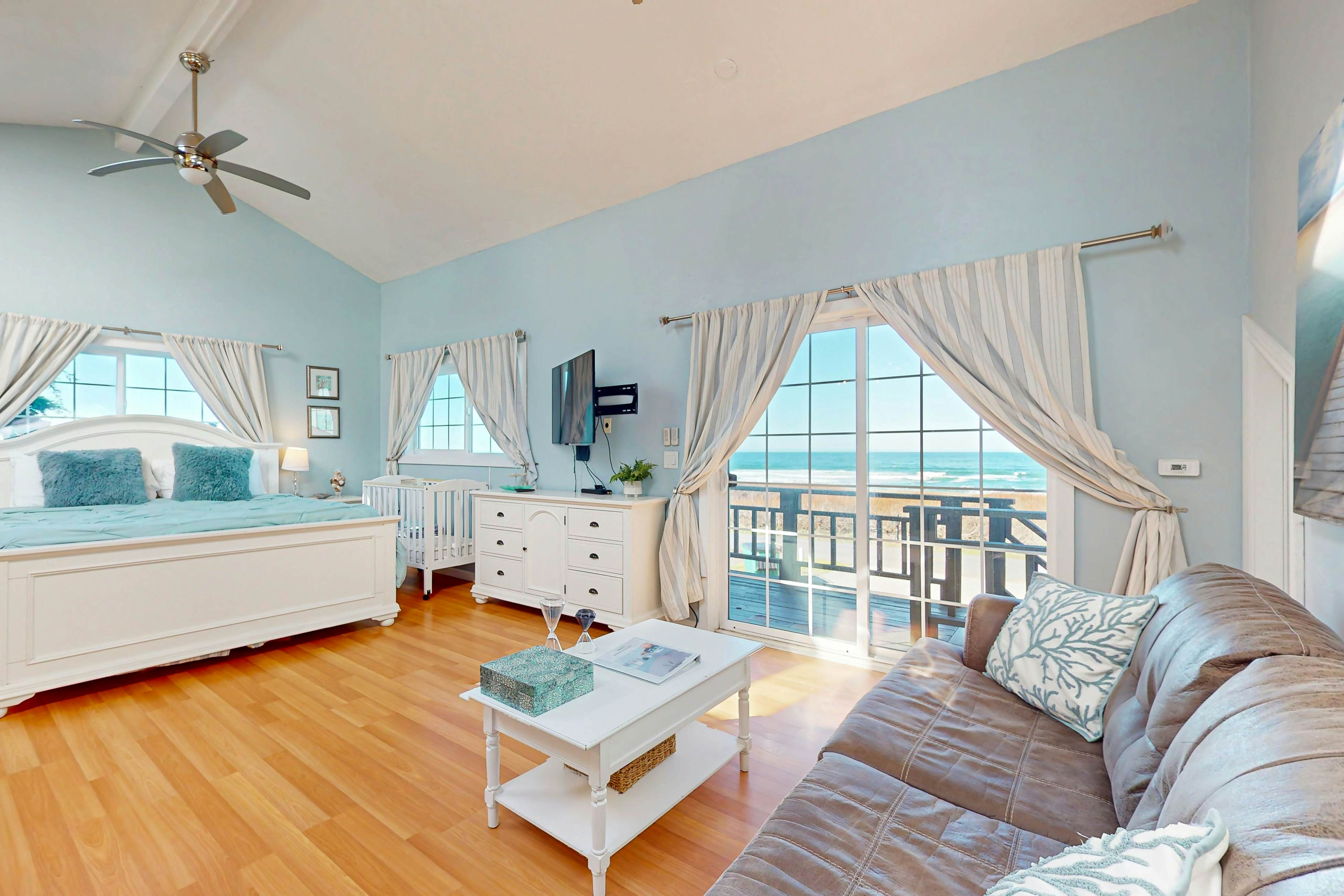 Oceanfront Studio: Beachfront Bliss & Pet-Friendly
