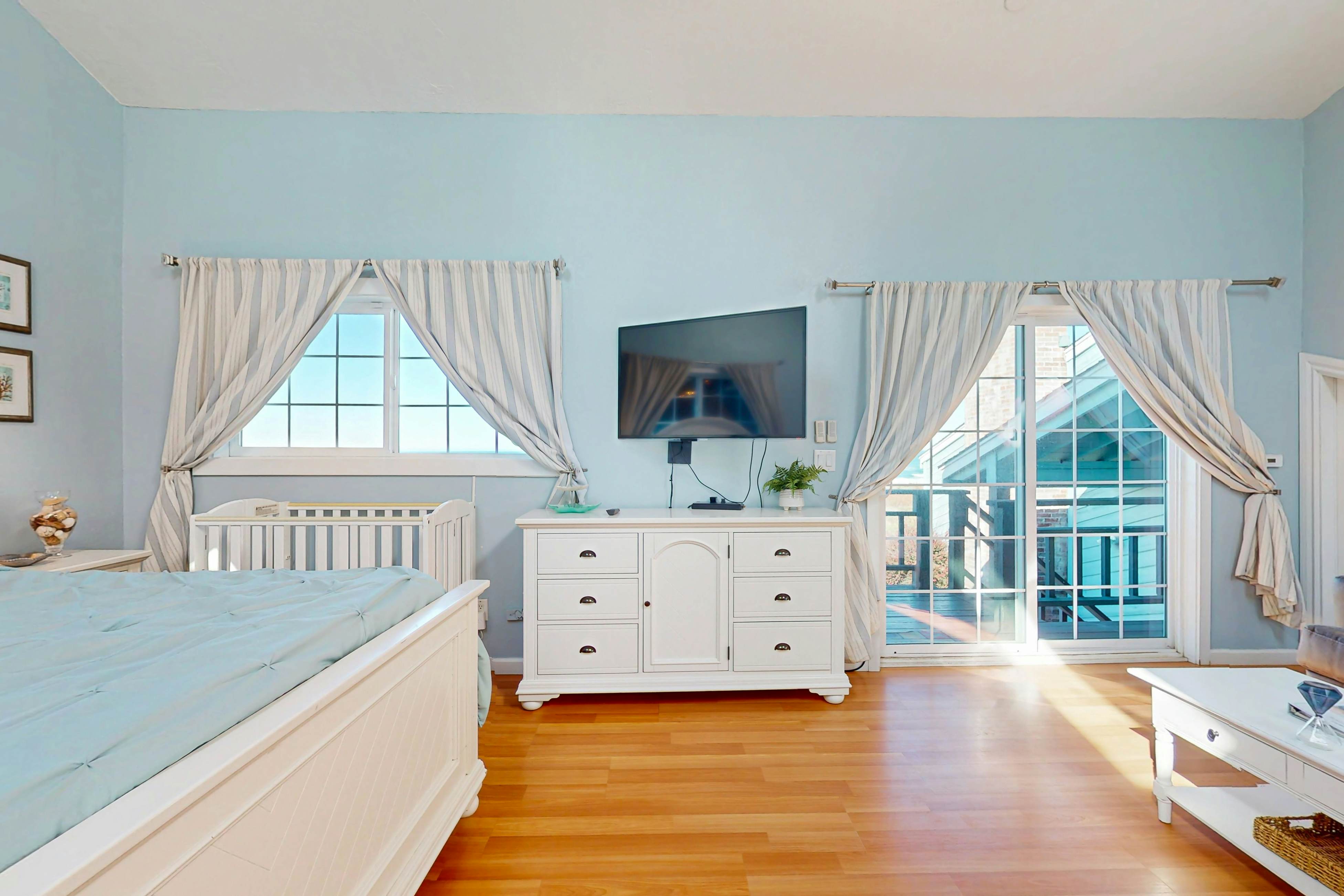 Oceanfront Studio: Beachfront Bliss & Pet-Friendly