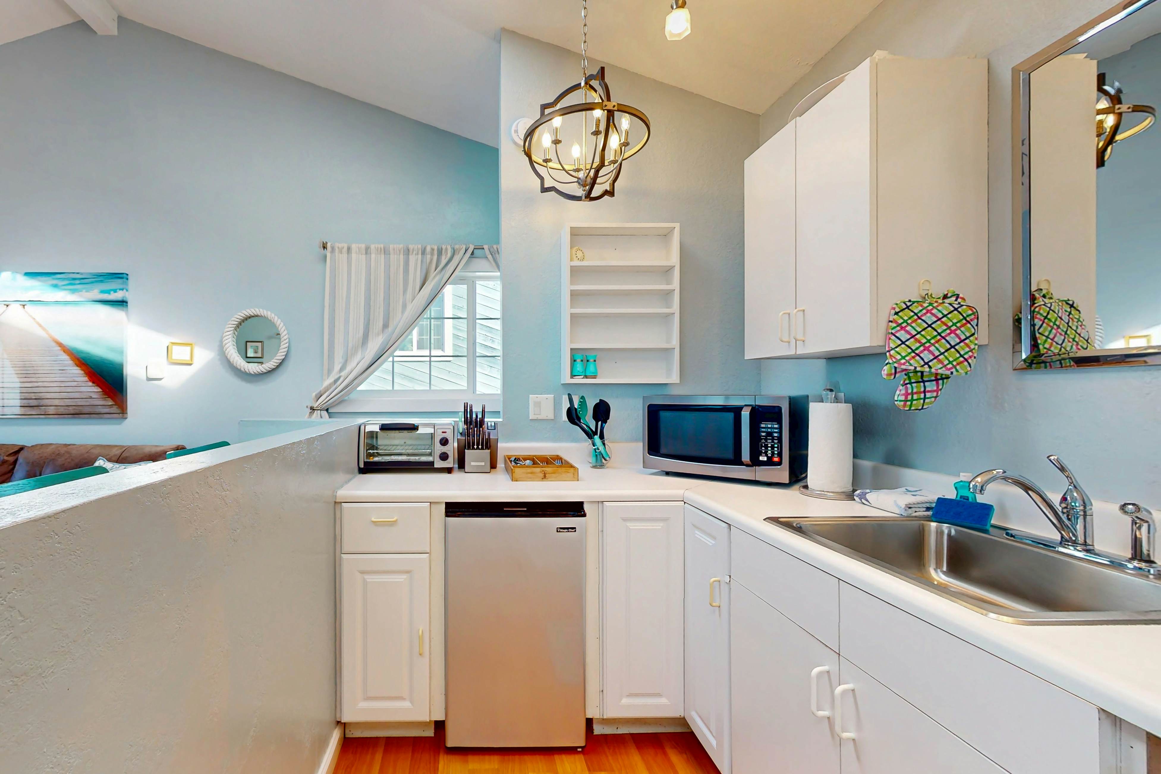 Oceanfront Studio: Beachfront Bliss & Pet-Friendly