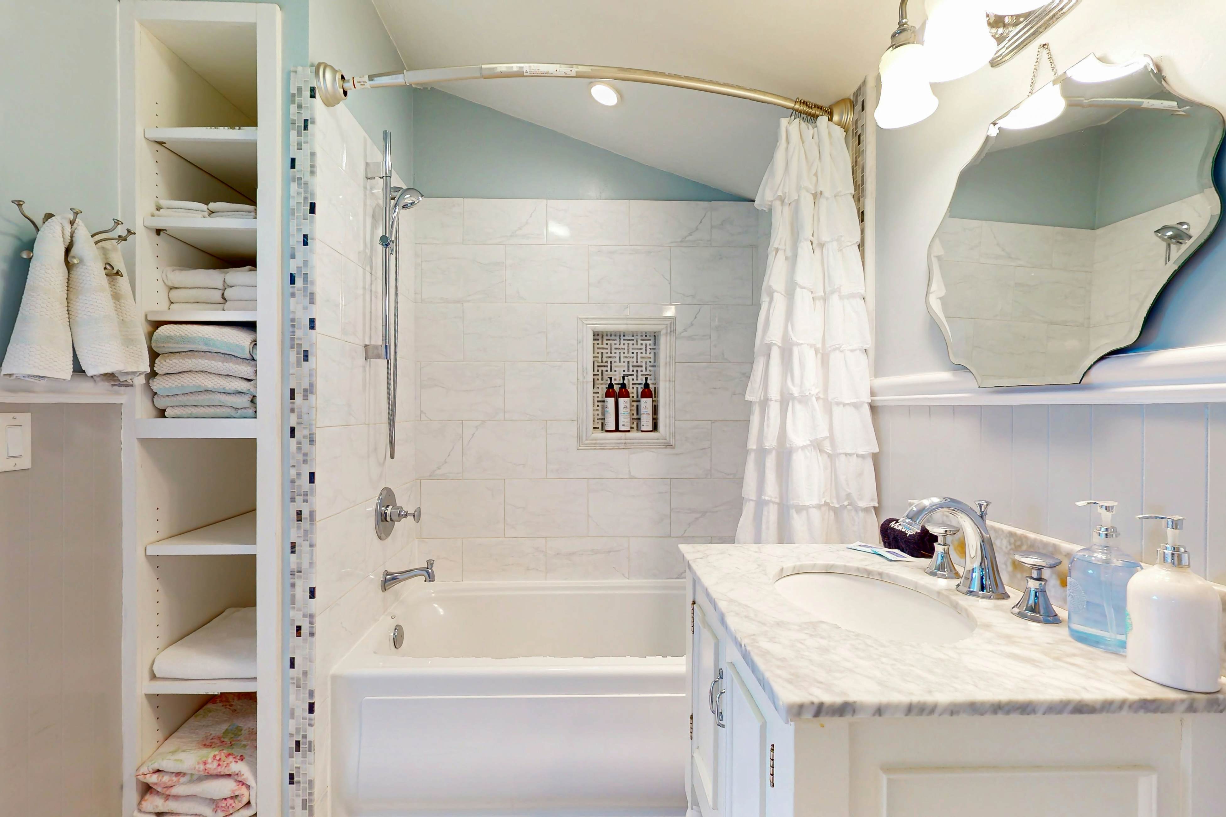 Oceanfront Studio: Beachfront Bliss & Pet-Friendly