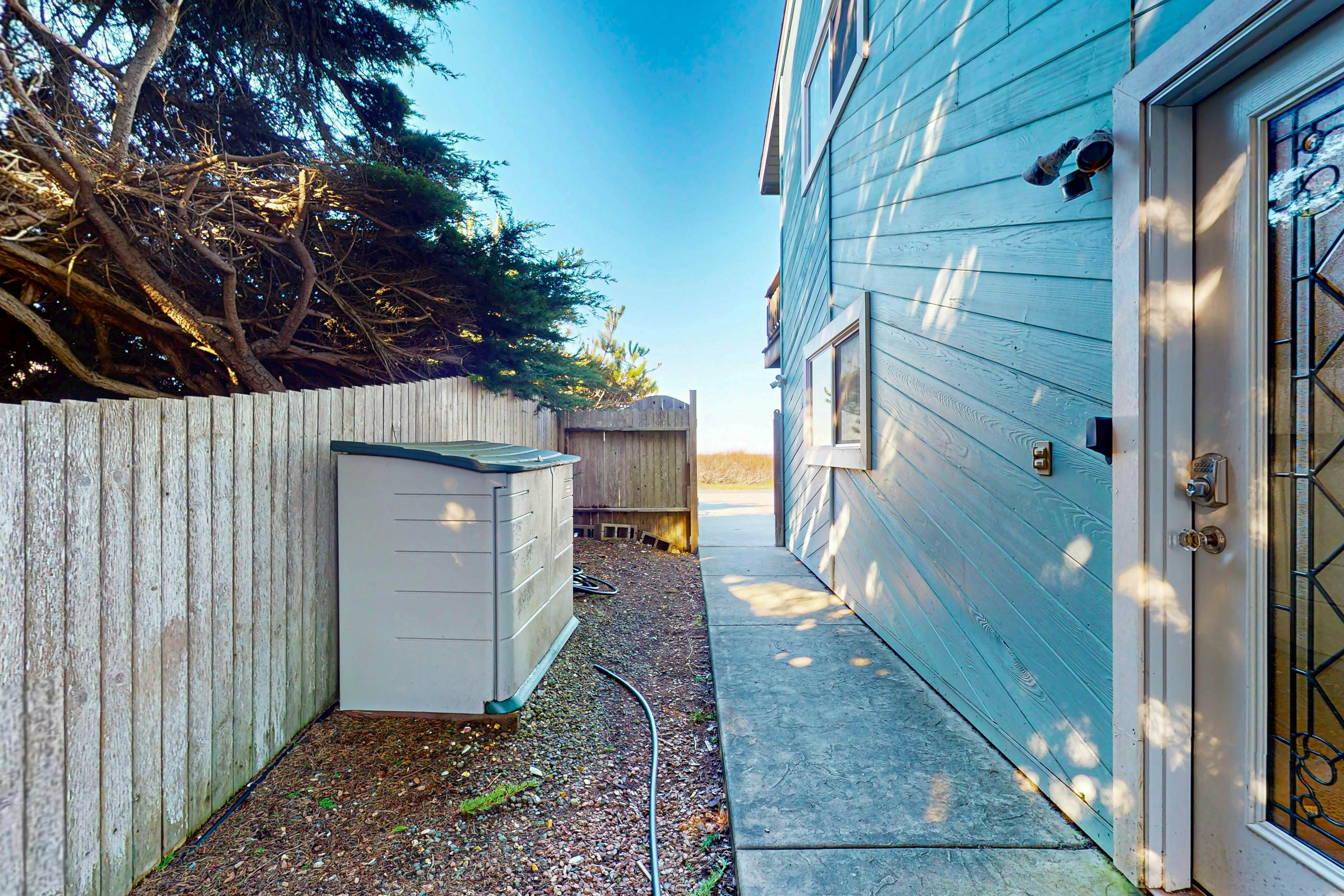 Oceanfront Studio: Beachfront Bliss & Pet-Friendly