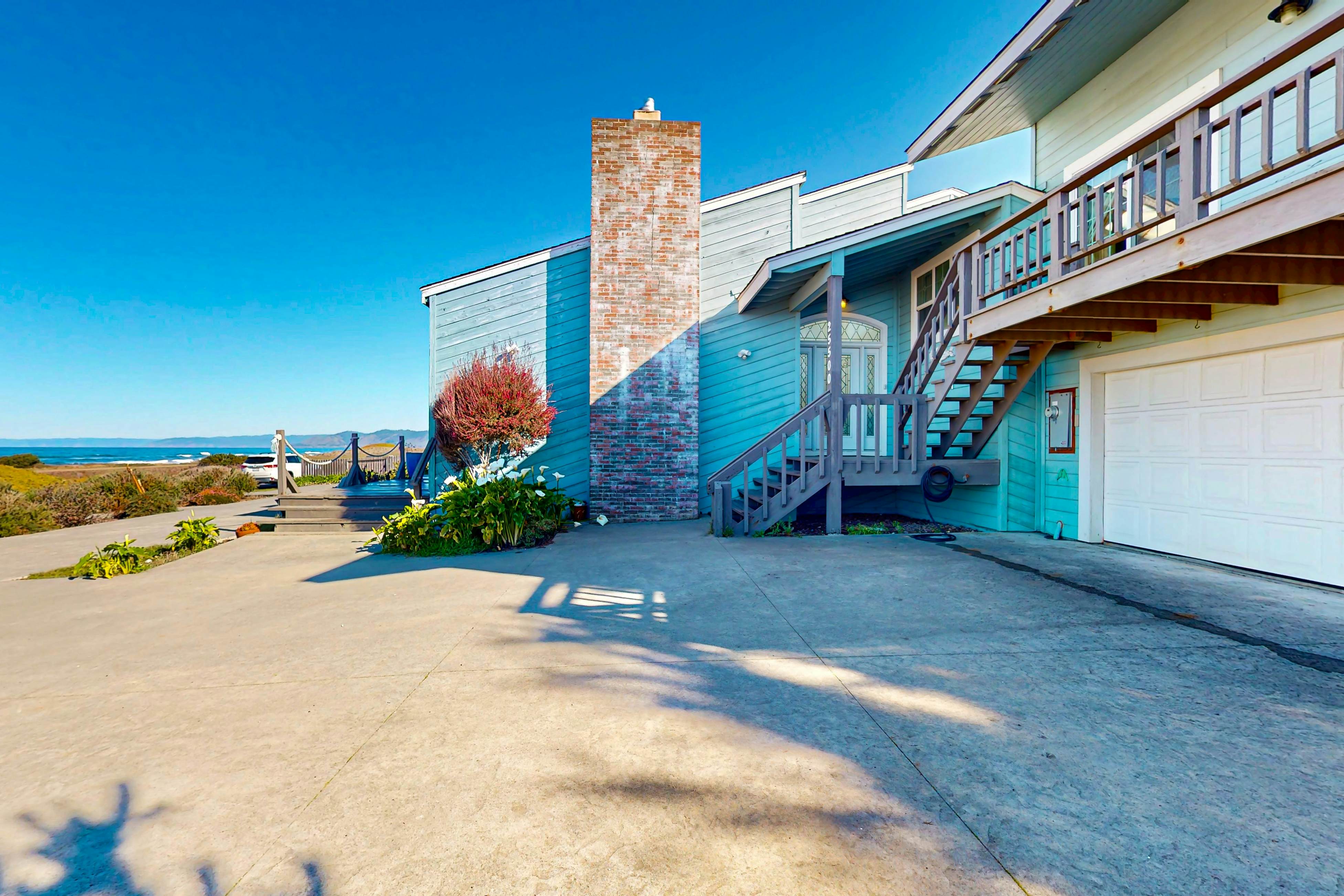 Oceanfront Studio: Beachfront Bliss & Pet-Friendly