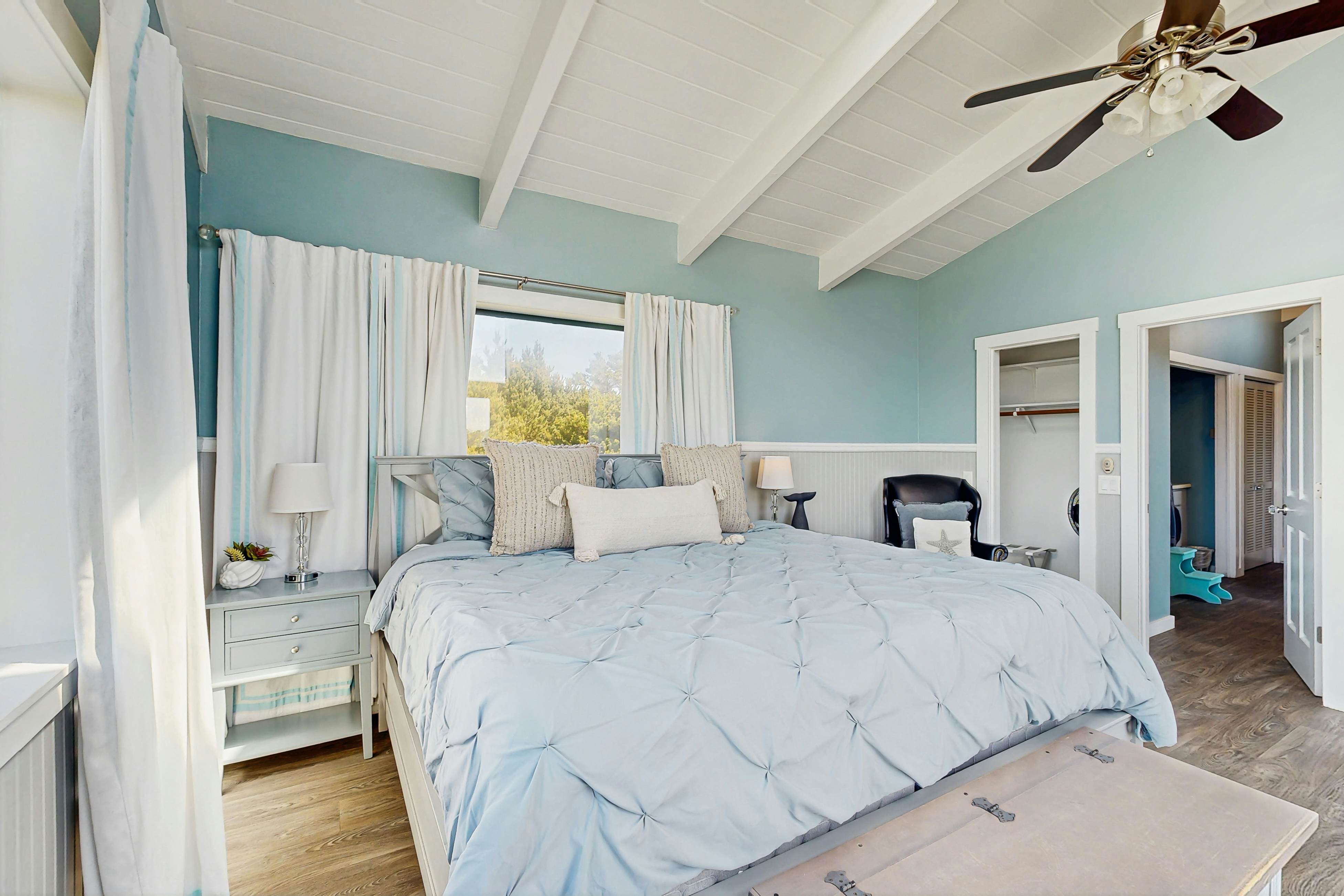 Amazing Oceanfront Home: Hot Tub, Beach Access