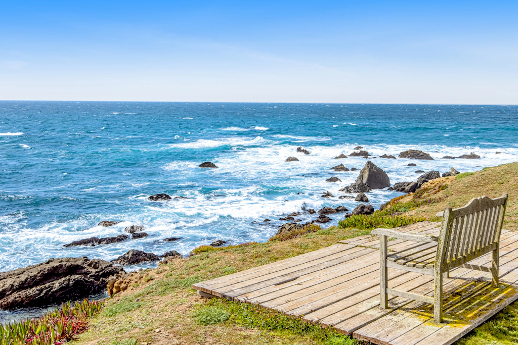 Fort Bragg Oceanfront Home - Hot Tub & Game Room