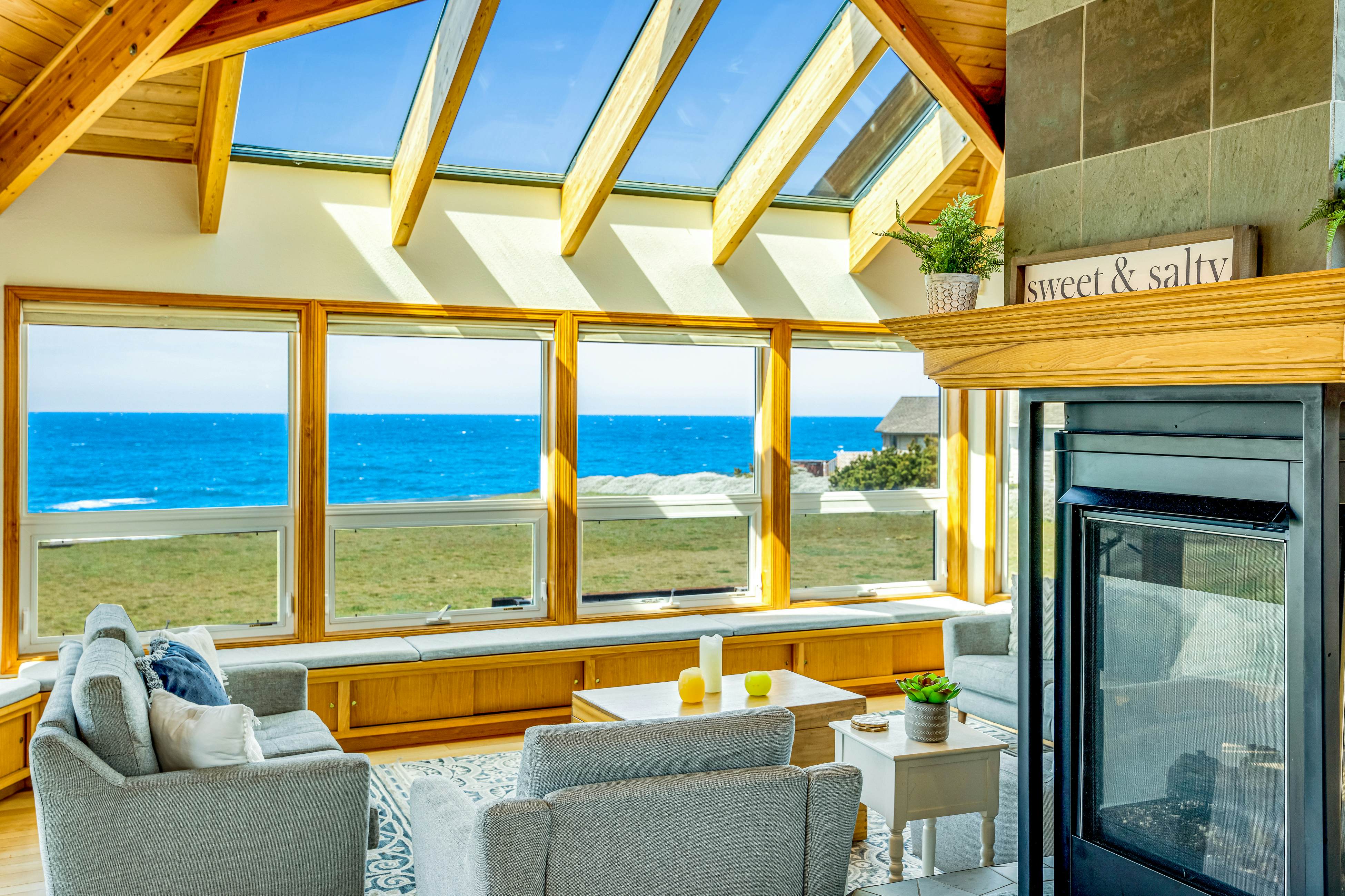 Fort Bragg Oceanfront Home - Hot Tub & Game Room
