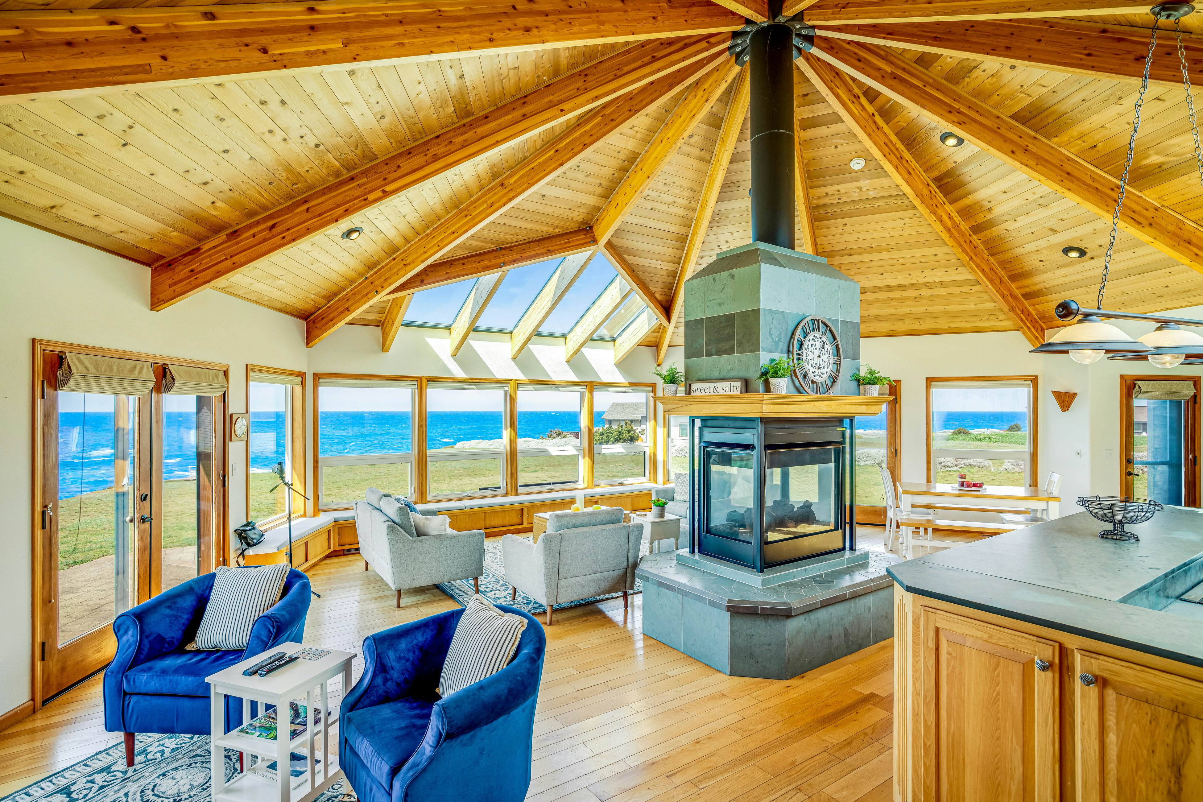 Fort Bragg Oceanfront Home - Hot Tub & Game Room
