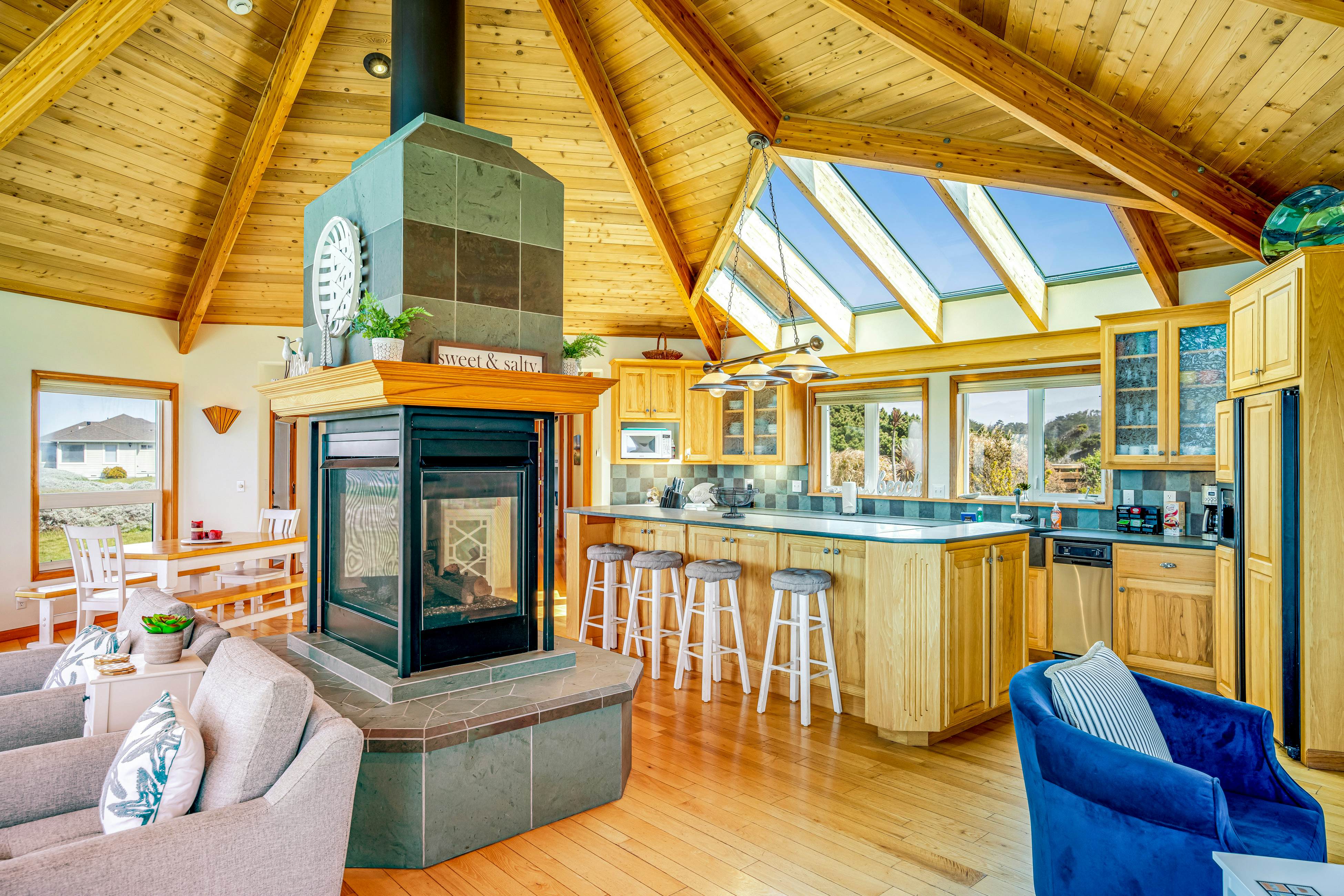 Fort Bragg Oceanfront Home - Hot Tub & Game Room