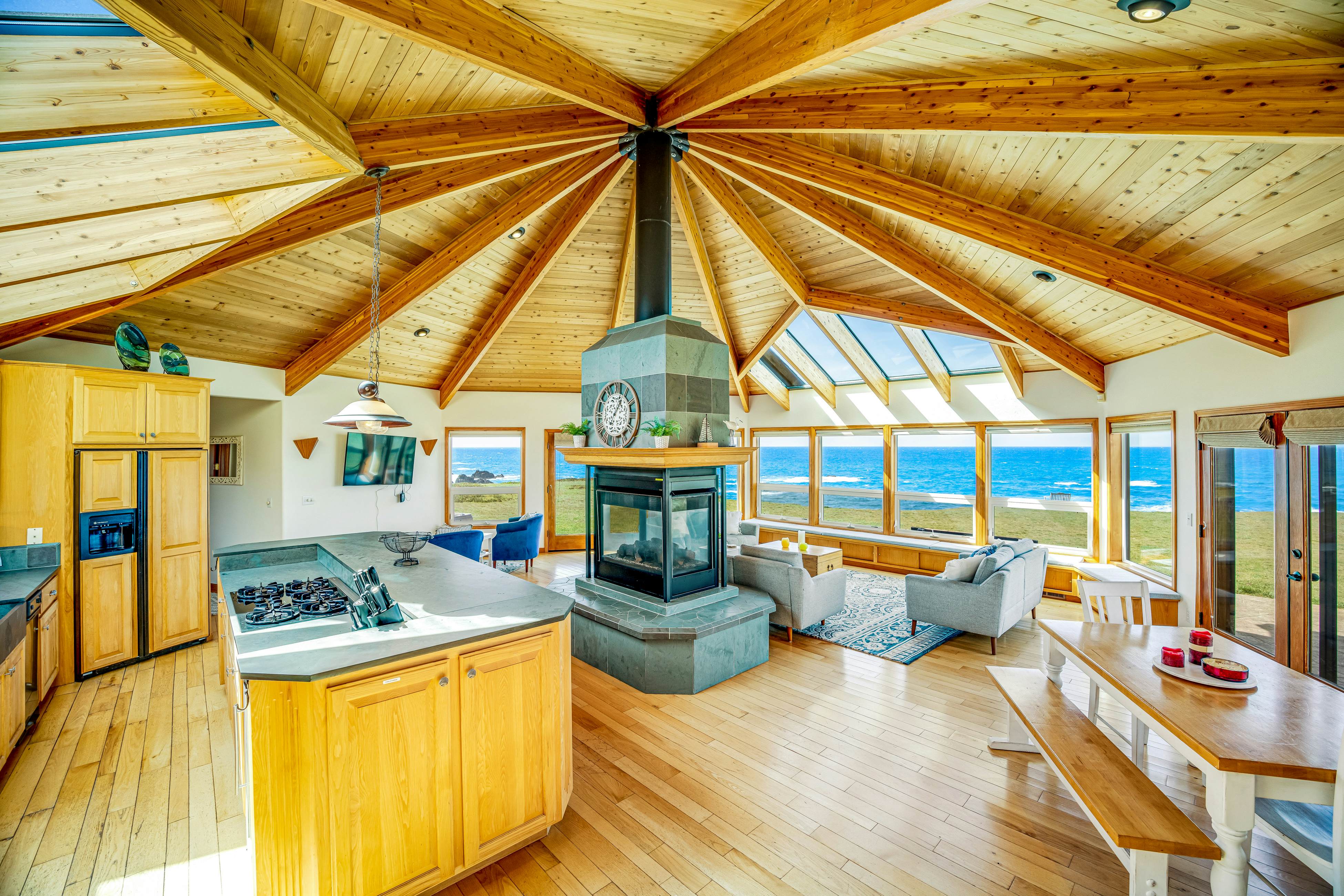 Fort Bragg Oceanfront Home - Hot Tub & Game Room