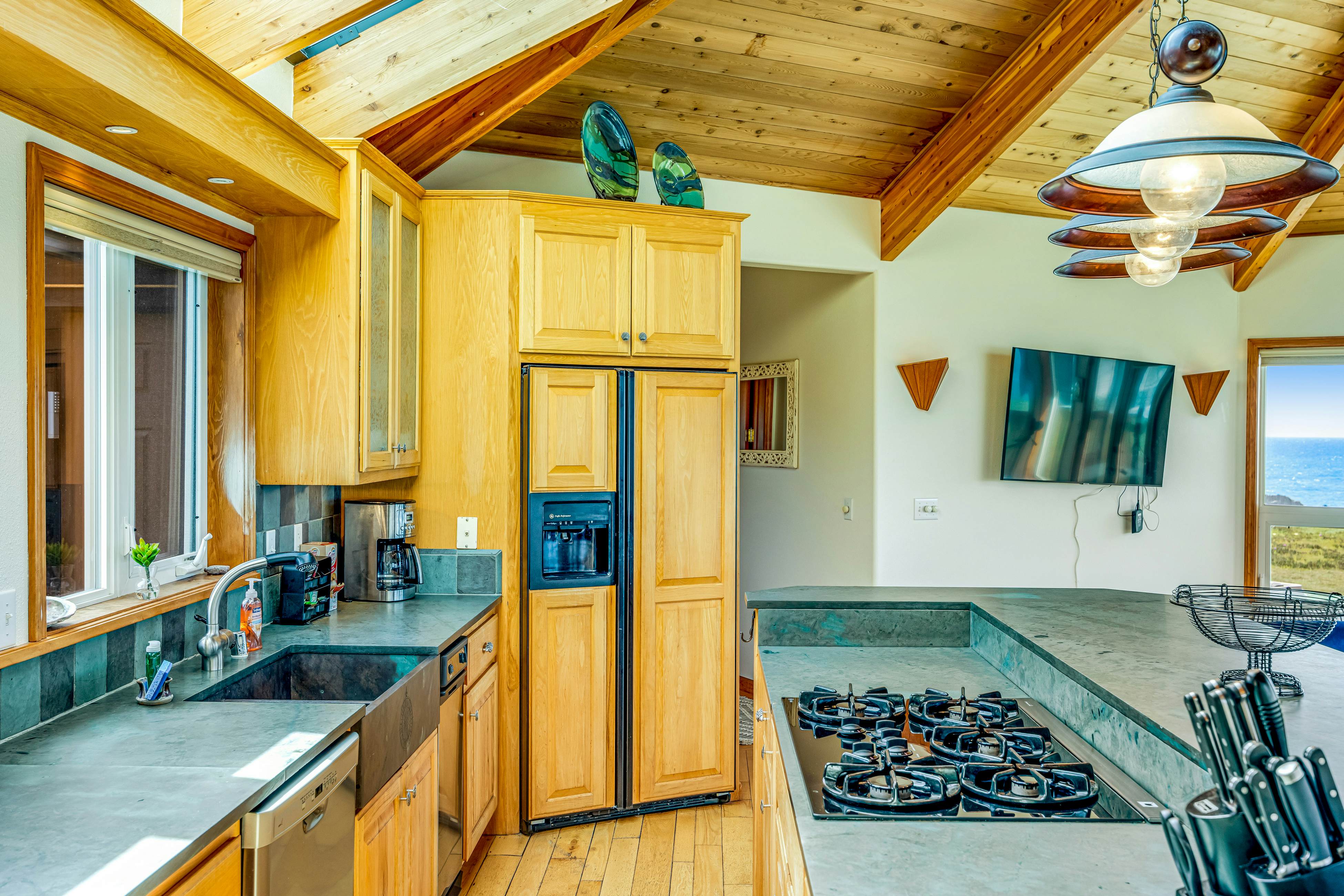 Fort Bragg Oceanfront Home - Hot Tub & Game Room