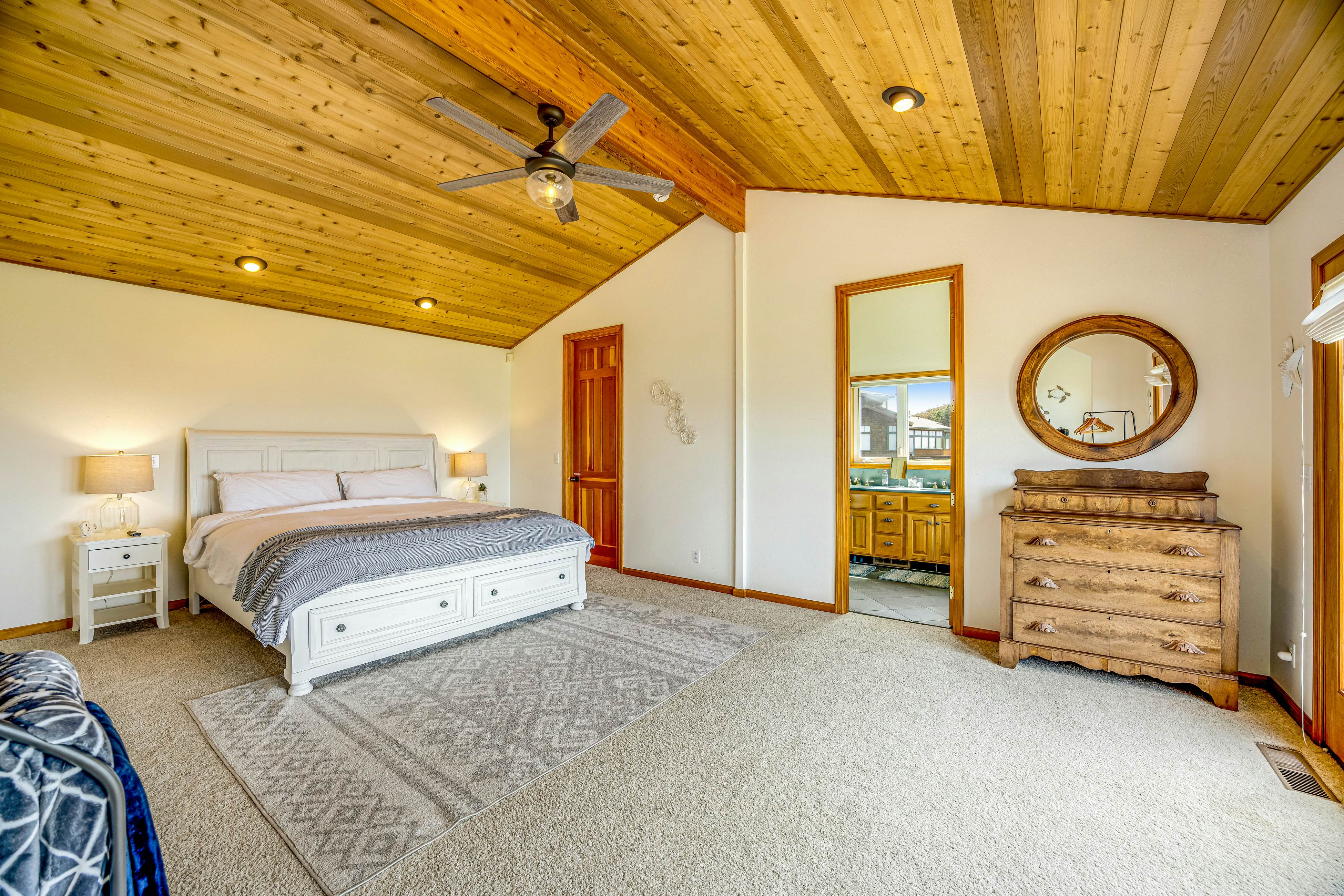 Fort Bragg Oceanfront Home - Hot Tub & Game Room