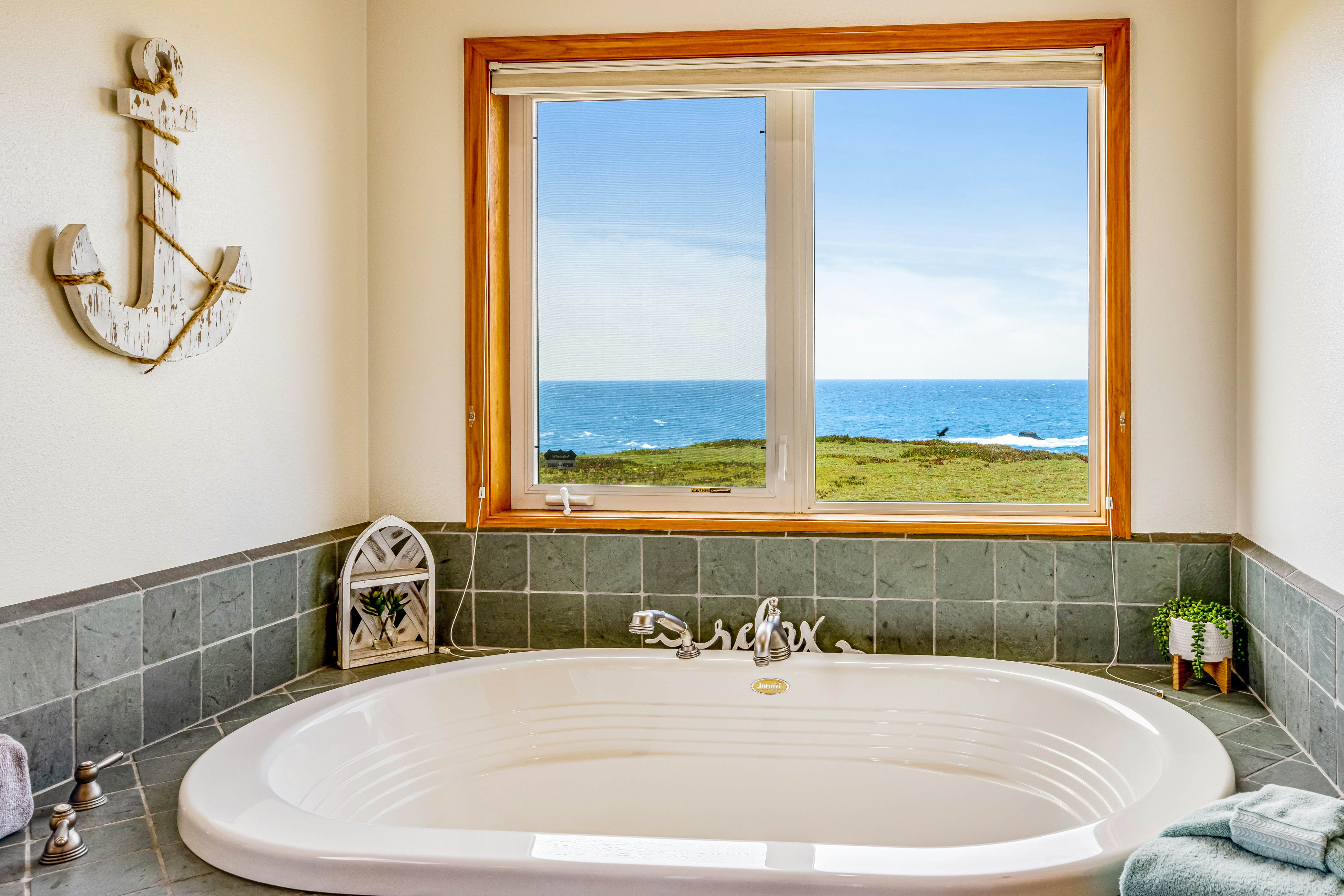 Fort Bragg Oceanfront Home - Hot Tub & Game Room