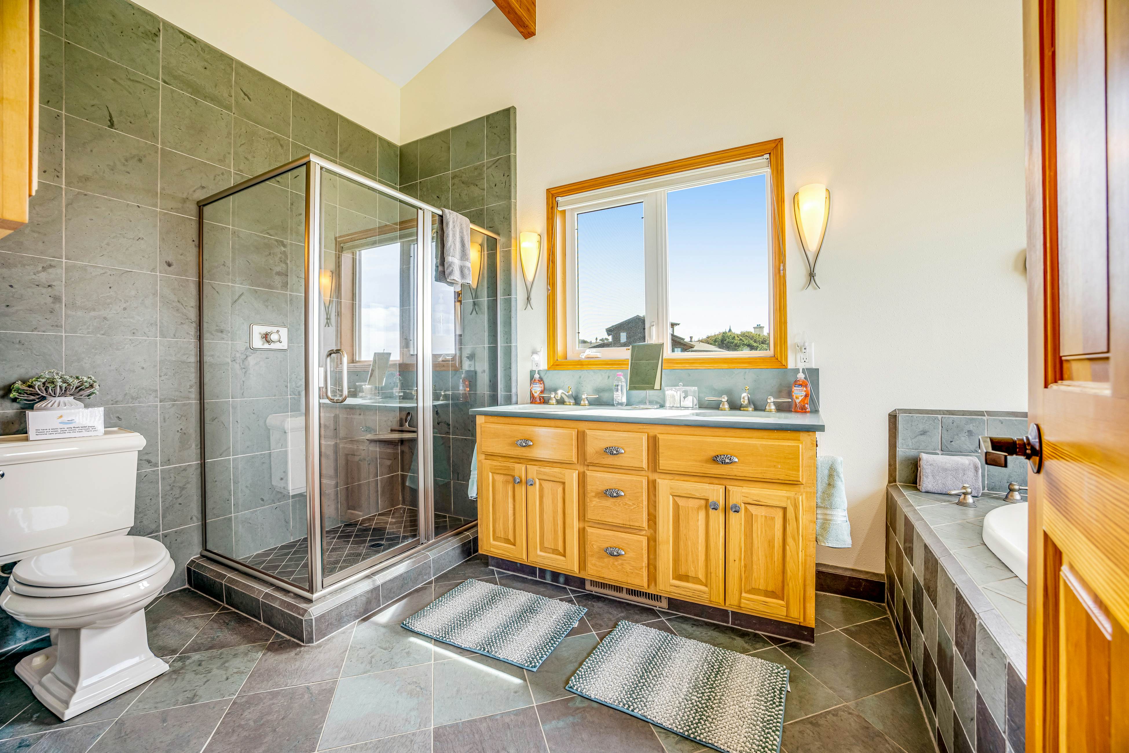 Fort Bragg Oceanfront Home - Hot Tub & Game Room