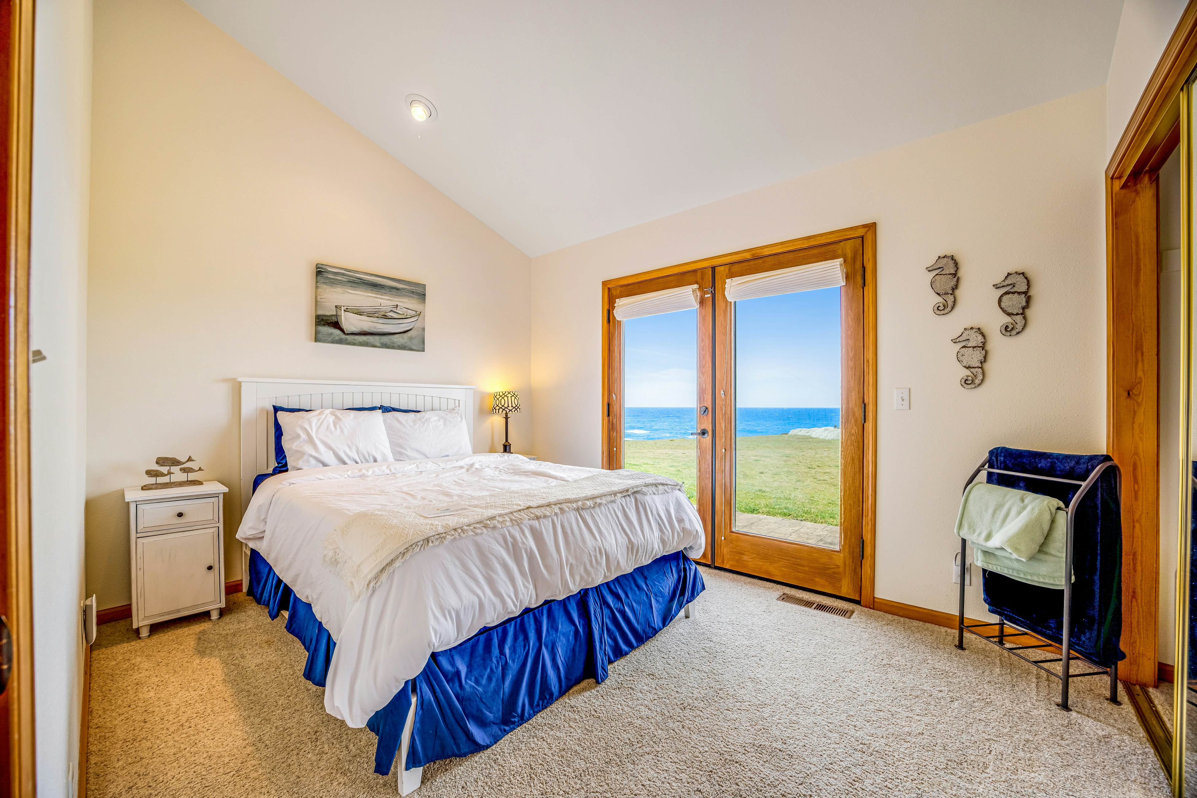 Fort Bragg Oceanfront Home - Hot Tub & Game Room