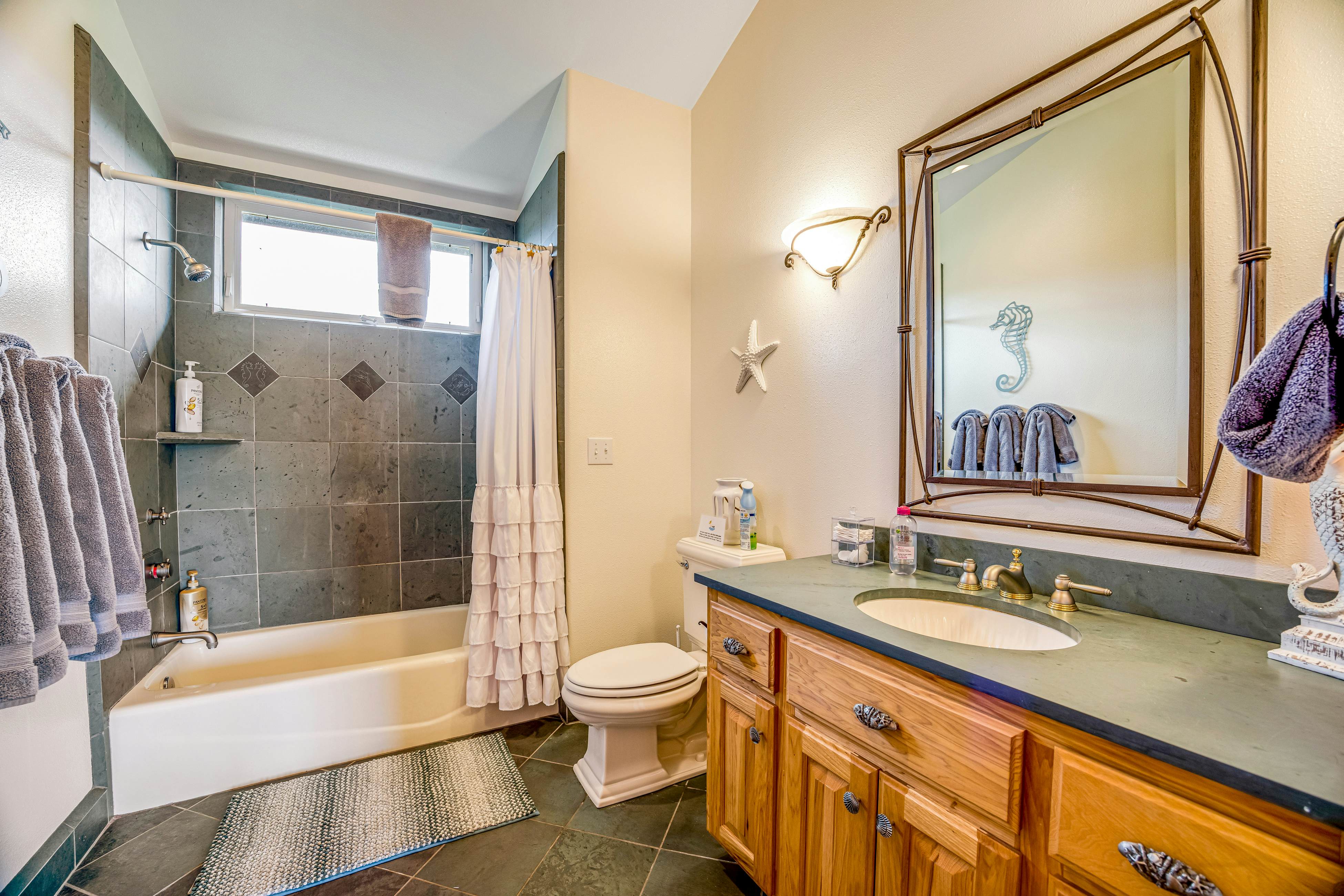 Fort Bragg Oceanfront Home - Hot Tub & Game Room