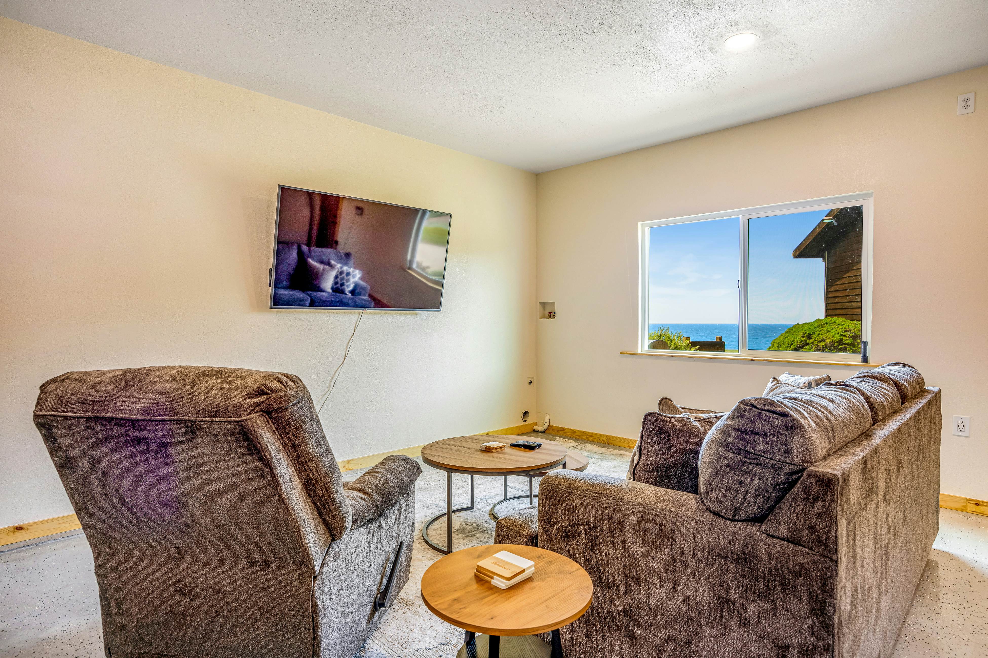 Fort Bragg Oceanfront Home - Hot Tub & Game Room