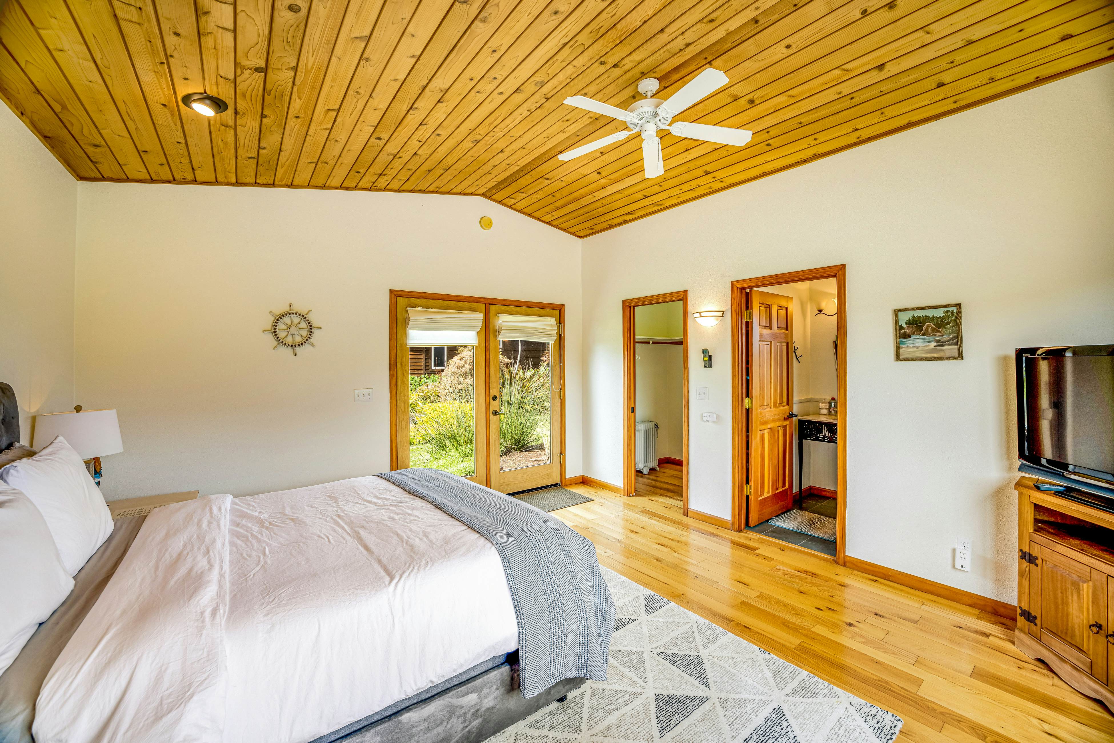 Fort Bragg Oceanfront Home - Hot Tub & Game Room