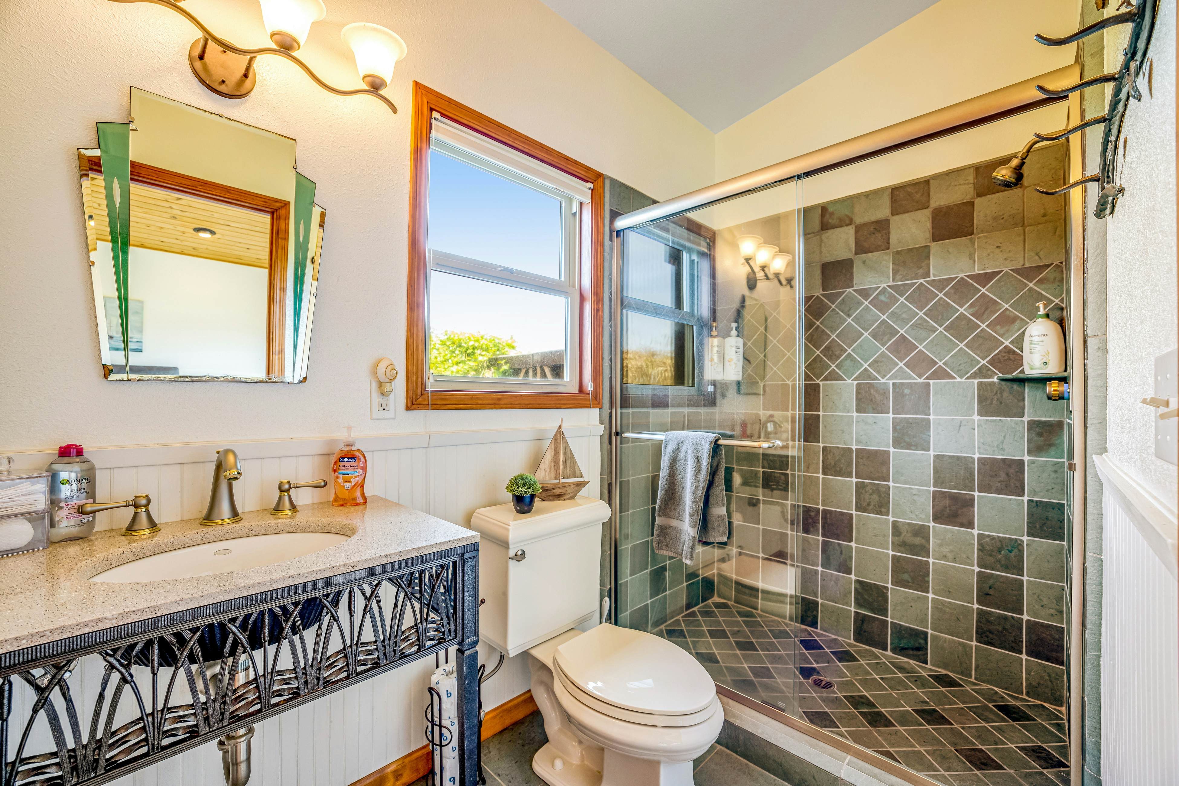 Fort Bragg Oceanfront Home - Hot Tub & Game Room