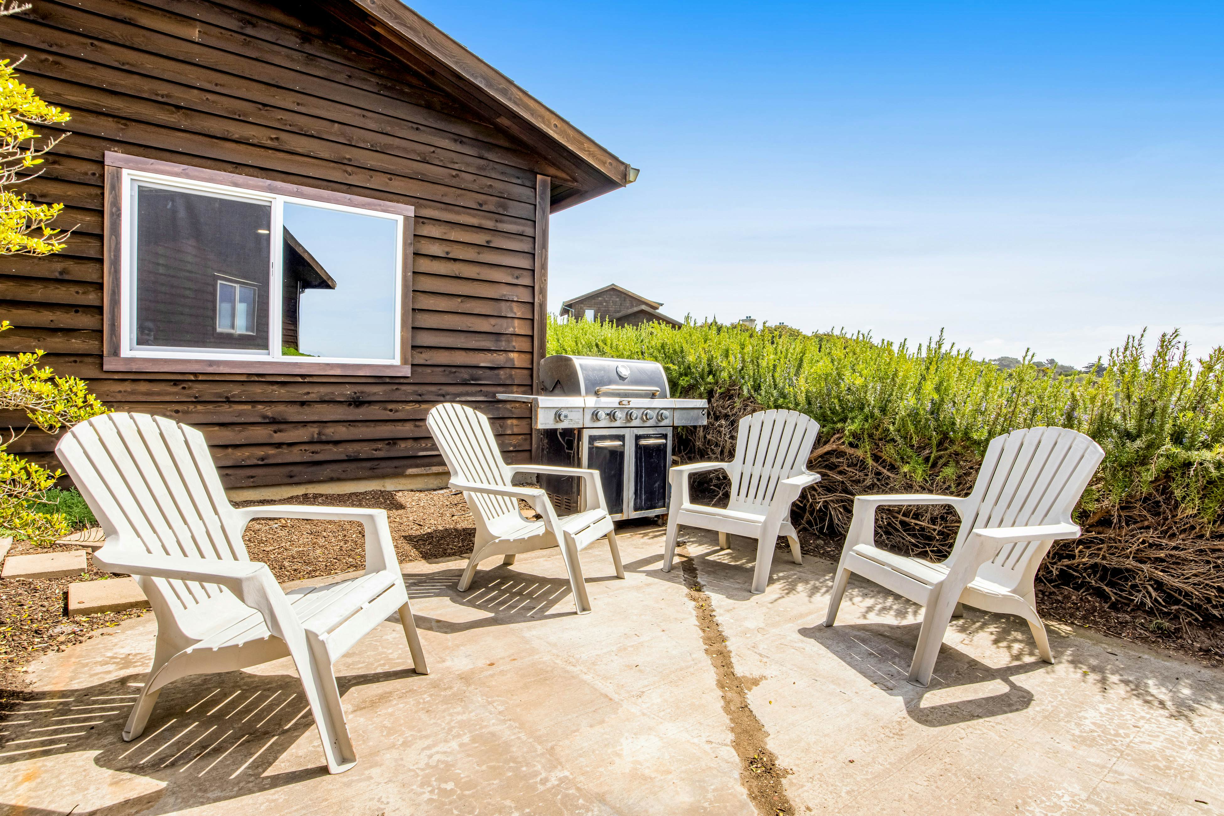 Fort Bragg Oceanfront Home - Hot Tub & Game Room