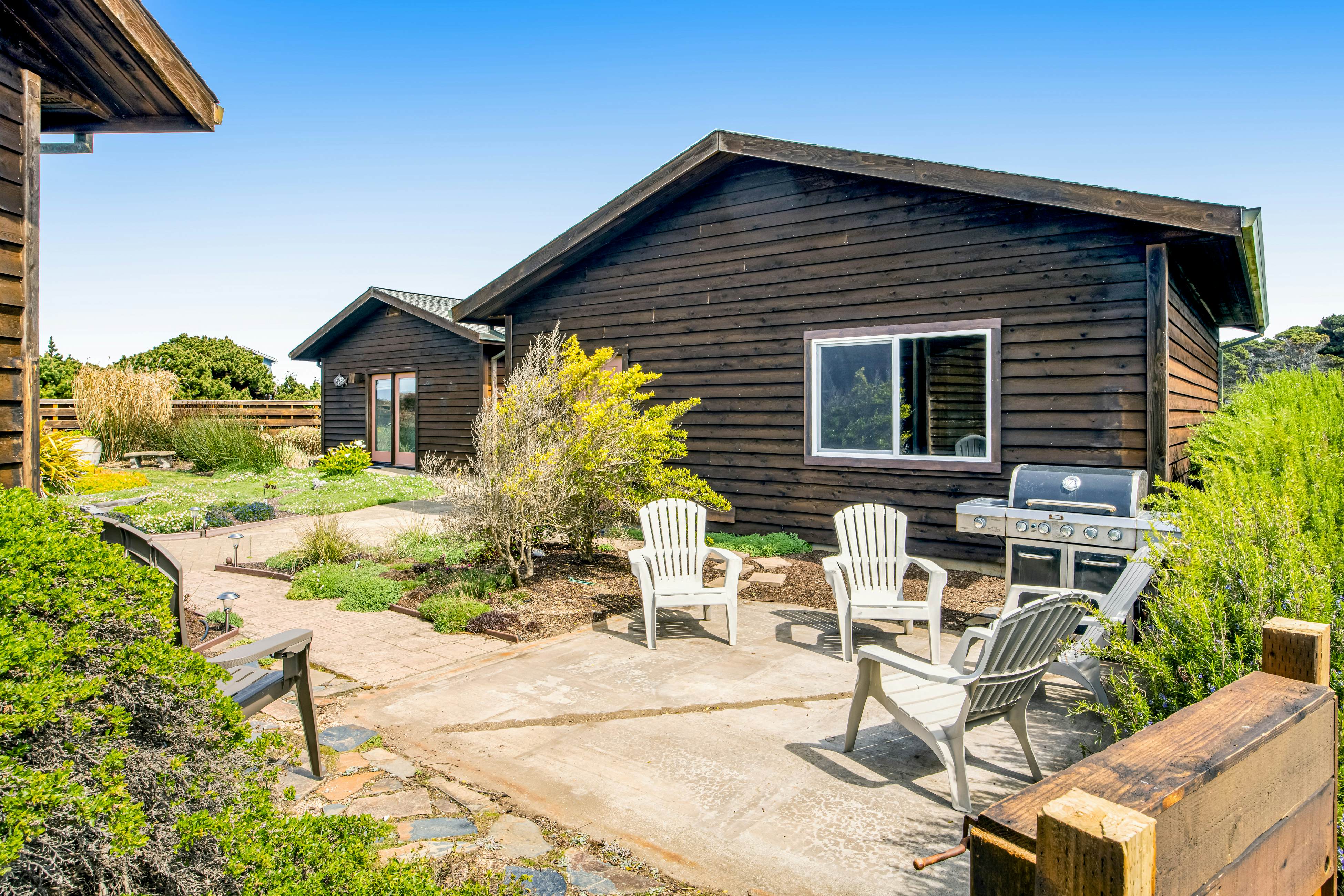 Fort Bragg Oceanfront Home - Hot Tub & Game Room