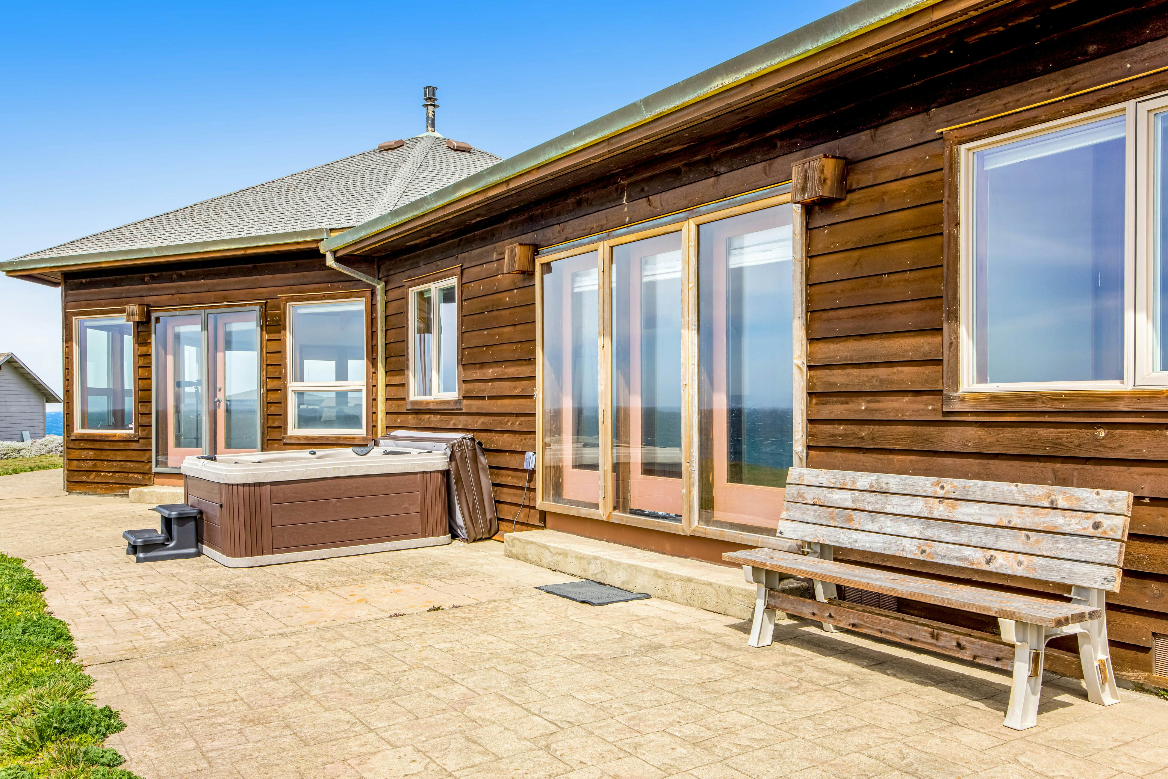 Fort Bragg Oceanfront Home - Hot Tub & Game Room