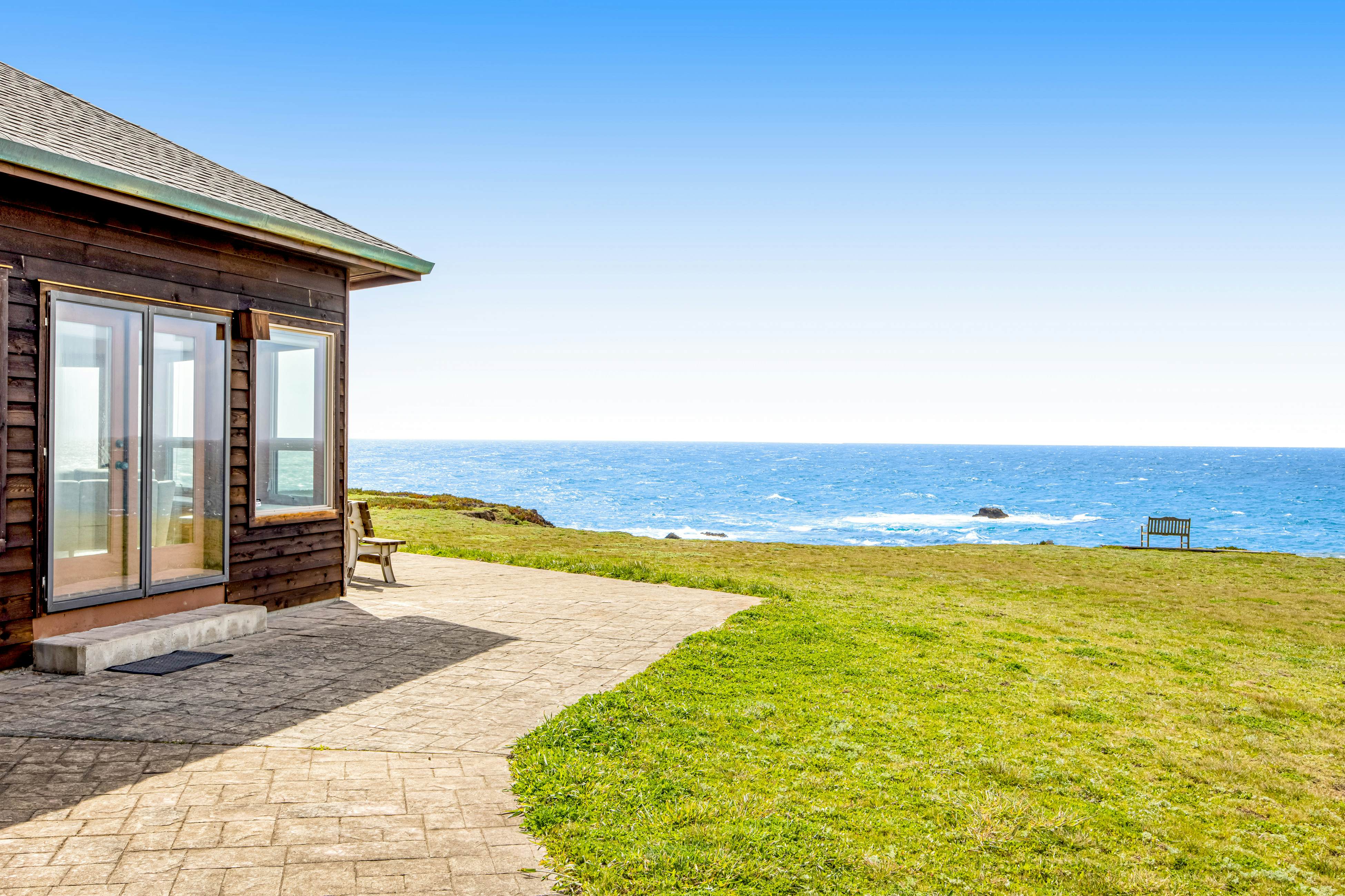 Fort Bragg Oceanfront Home - Hot Tub & Game Room