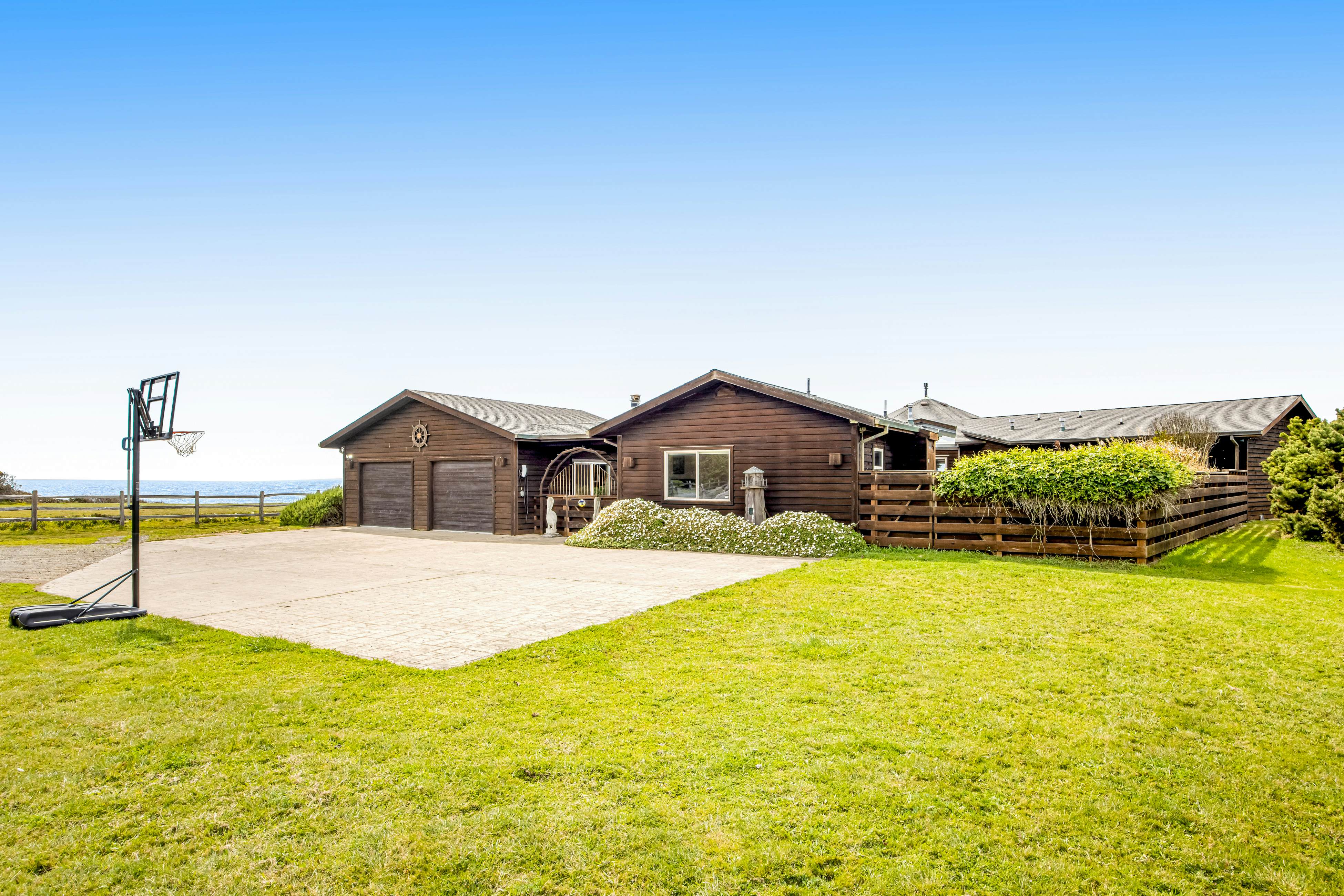 Fort Bragg Oceanfront Home - Hot Tub & Game Room