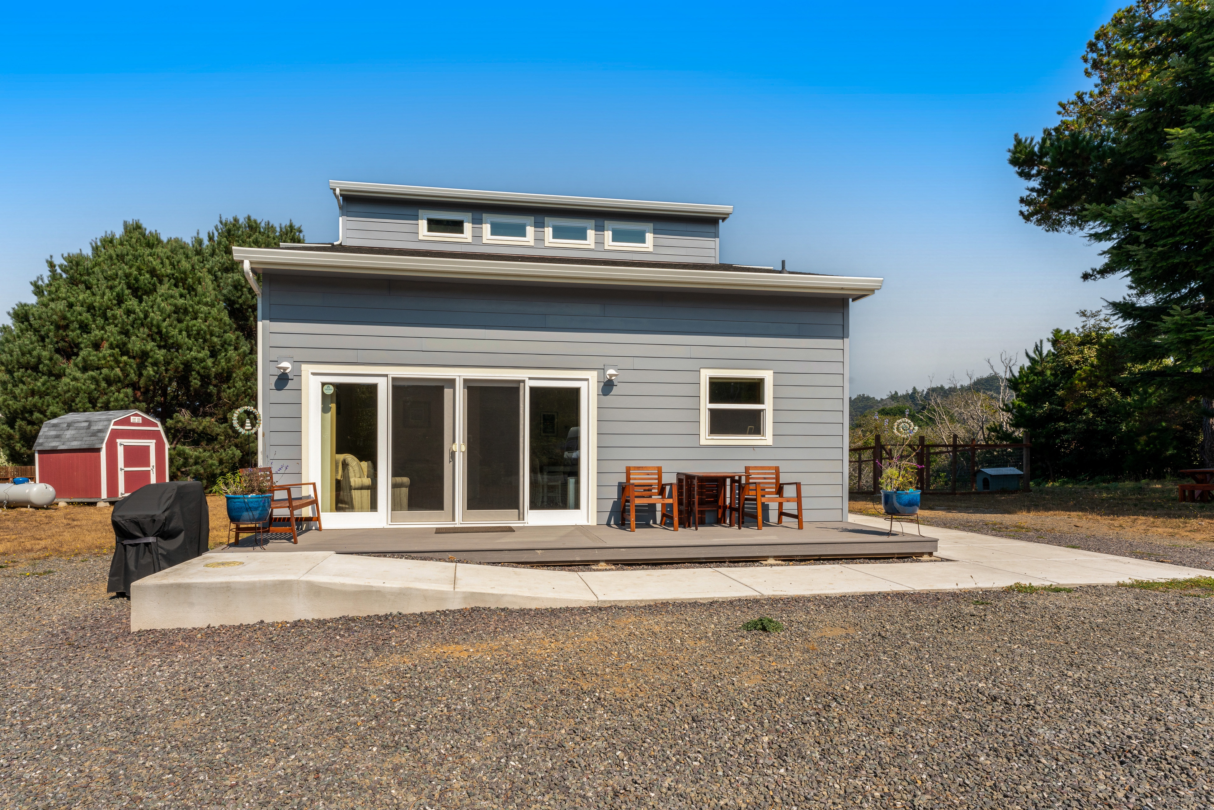 New Home- Minutes from Beach, Foosball, & Yard